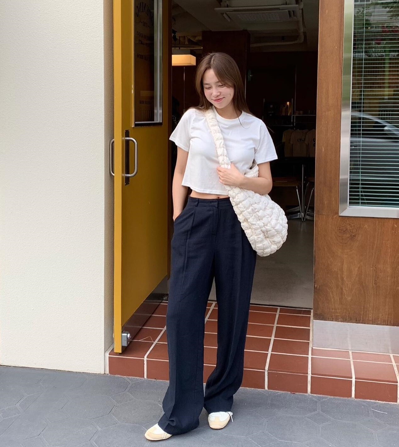 Thích màu trắng, chị em nhất định phải có 5 món này để luôn thanh lịch và không kém phần nổi bật - 18