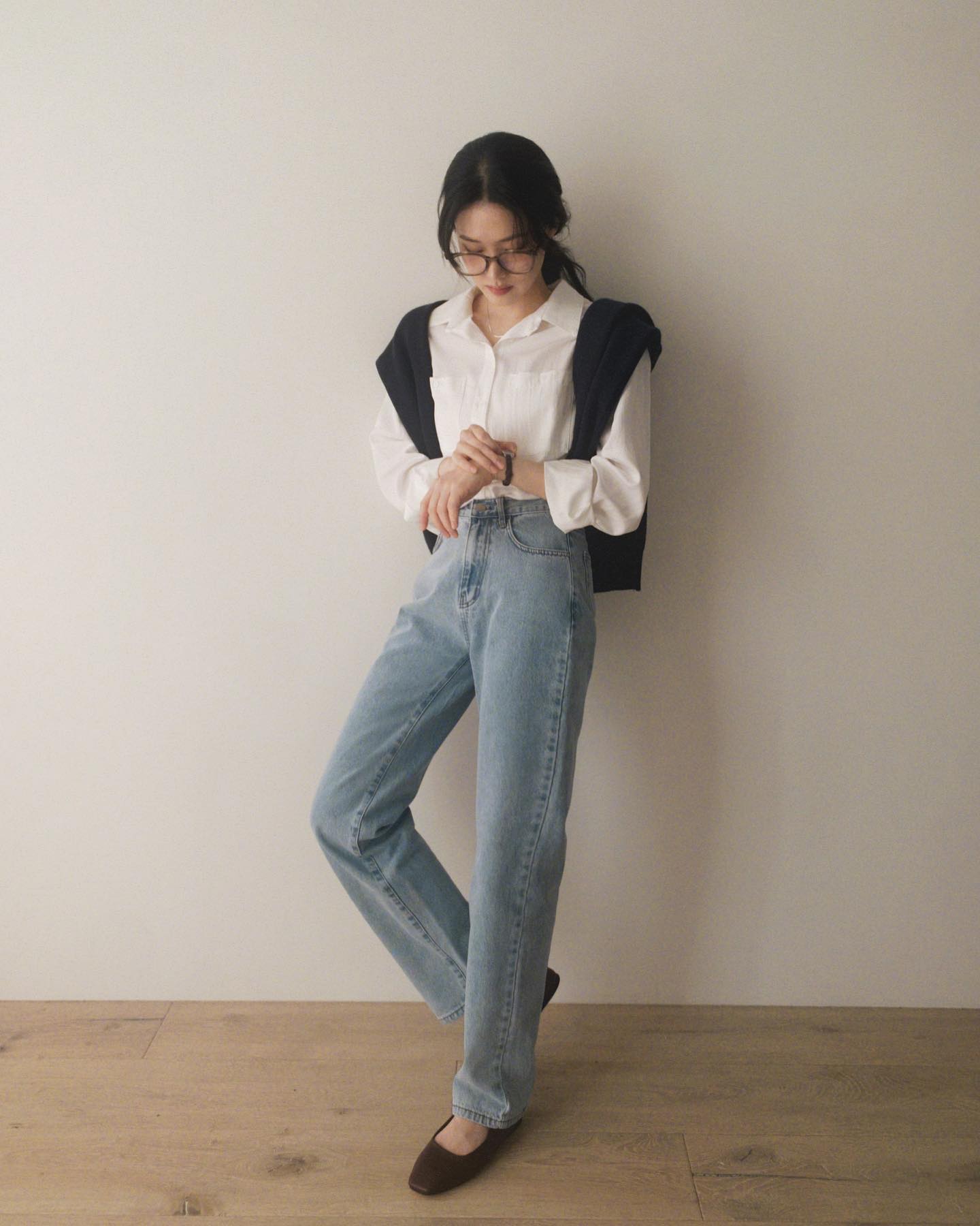 Hội mặc đẹp thi nhau amp;#34;lăng xêamp;#34; 3 kiểu quần jeans này vì che khuyết điểm khéo, mặc lên tôn dáng thấy rõ - 2