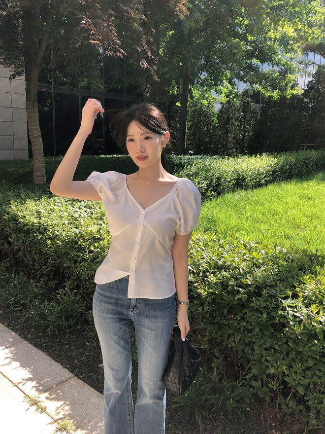 Phụ nữ U35 đừng mãi mặc áo thun quần jeans, 5 công thức này giúp phong cách sang hơn rõ rệt - 2