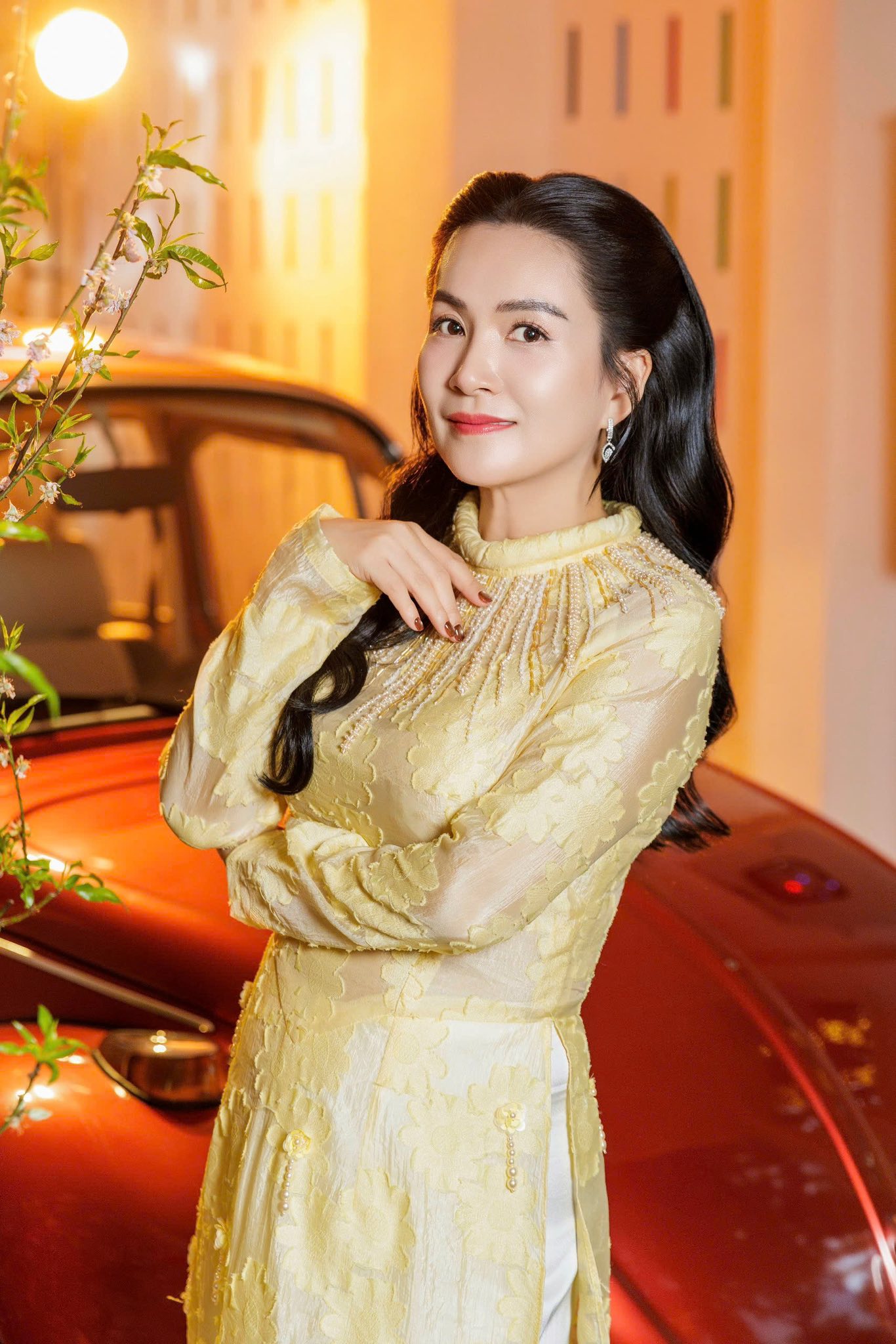 Dù hơn ông xã 5 tuổi nhưng doanh nhân Anh Thơ được nhận xét ngày càng nhuận sắc, tươi trẻ. Cô hài hước cho biết mỗi lần chụp ảnh với ông xã và hai con gái luôn áp lực nhẹ vì chiều cao gần 1m6 có phần lệch đội hình gia đình (ông xã Bình Minh cao 1,85 m; con gái lớn 1,76 và con út 1,66m).