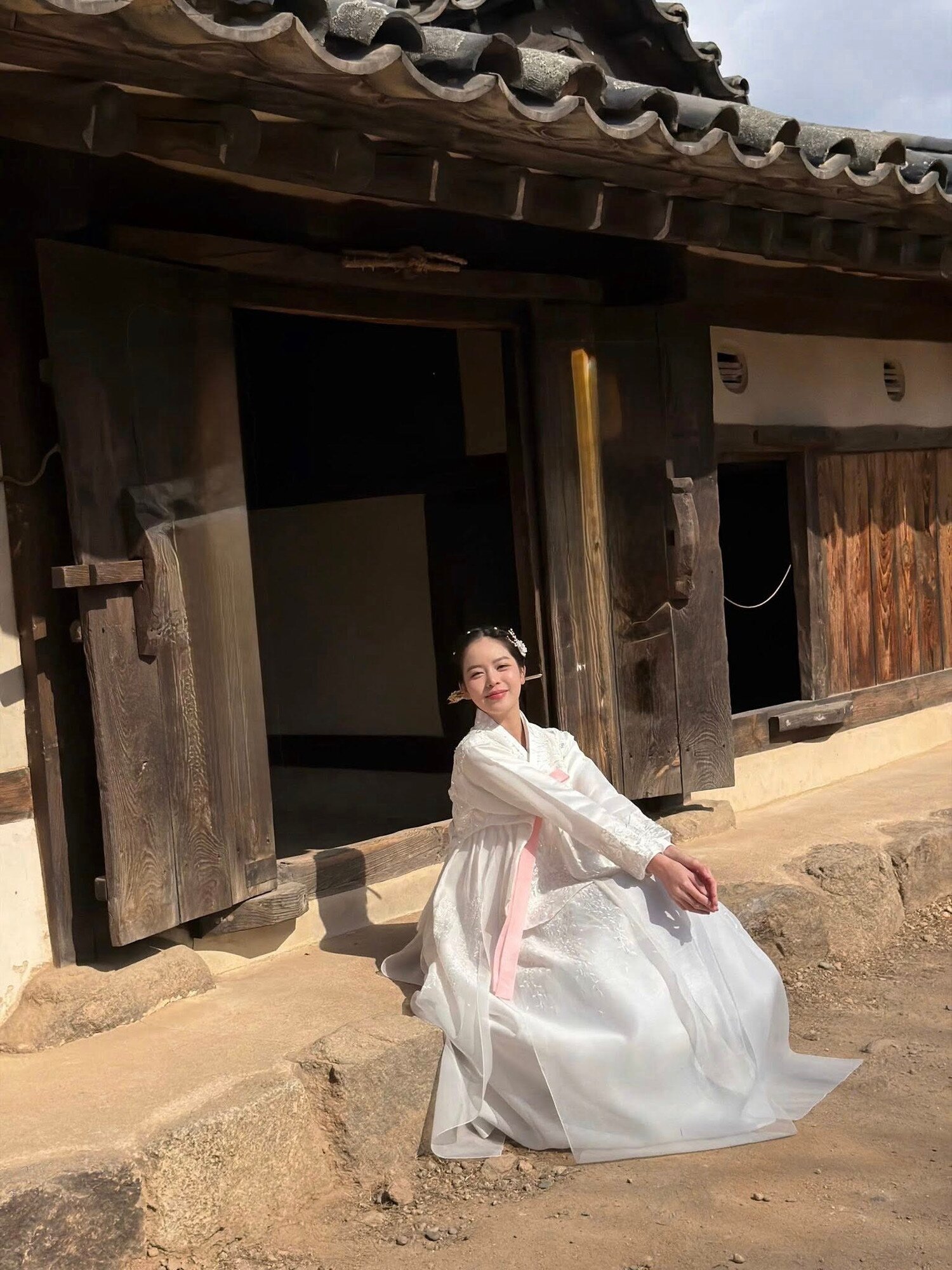 Hoa hậu Thanh Thủy được khen amp;#34;như xé truyện bước raamp;#34; trong trang phục hanbok - 2