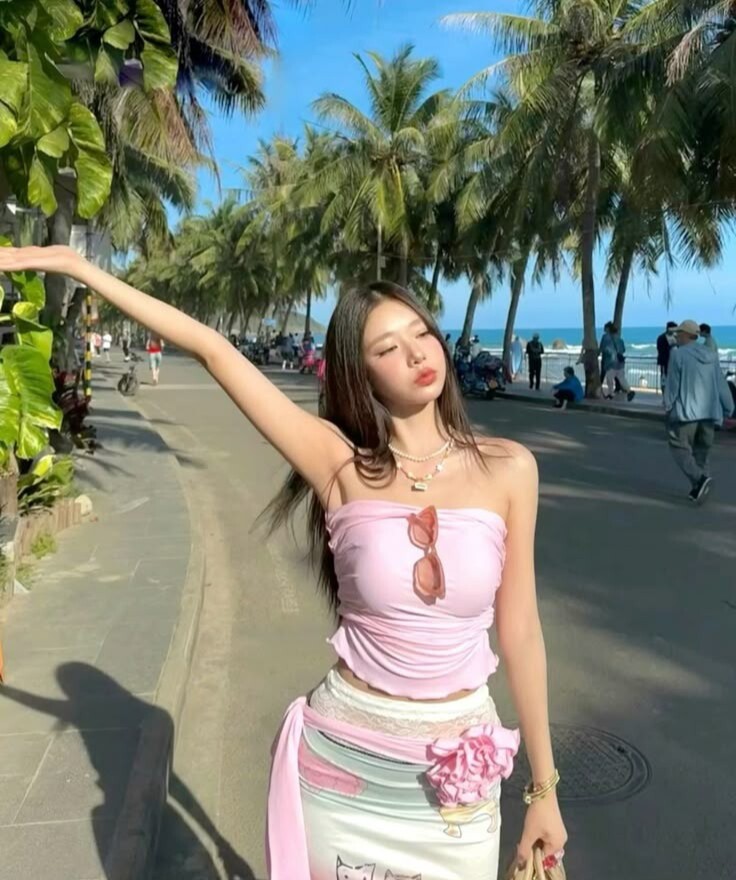 Tủ đồ mùa hè của chị em phải có 4 kiểu áo amp;#34;ruộtamp;#34; này, mặc vào trẻ hơn tuổi, đi biển là đúng bài - 2