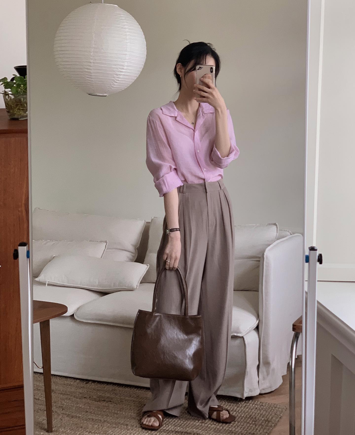 Hè này mặc gì đi làm cho mát mà vẫn đẹp, 5 công thức sau là câu trả lời cho hội chị em - 3