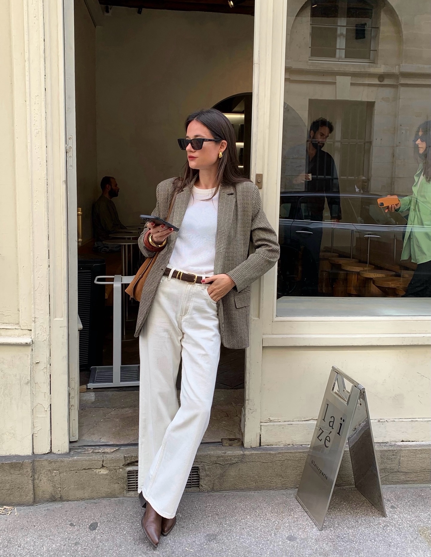 Áo thun hoàn toàn có thể diện đi làm nếu chọn đúng kiểu. Ưu tiên áo trơn, form vừa, chất liệu dày dặn để tạo cảm giác chỉn chu. Khi kết hợp với quần jeans, nên sơ vin hoặc khoác thêm blazer để tăng tính thanh lịch cho tổng thể.