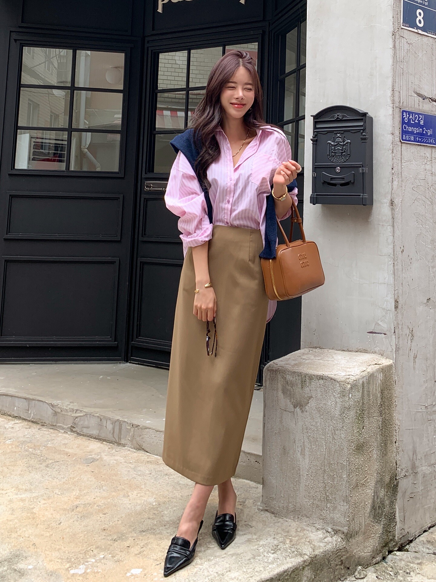 Không cần cầu kỳ, 4 outfit công sở ngày Hè này giúp chị em vừa mát mẻ lại tươi tắn, diện lên xinh xắn hẳn - 2