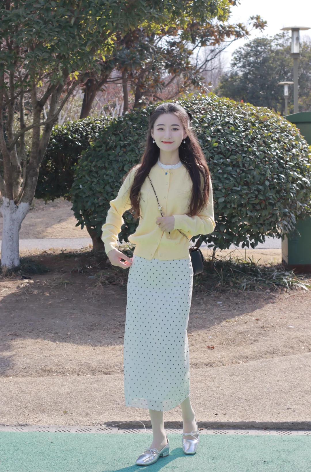 Đừng mặc mãi chân váy suông, chị em đổi sang 4 kiểu hot mùa Hè này vừa trẻ xinh lại tôn dáng thần sầu - 2