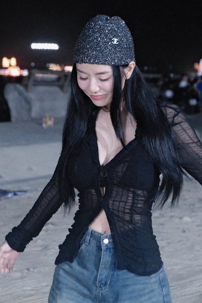 Thời trang cắt xẻ táo bạo, khoe triệt để lợi thế 3 vòng cực phẩm của vợ Đạt G - hot girl Cindy Lư.