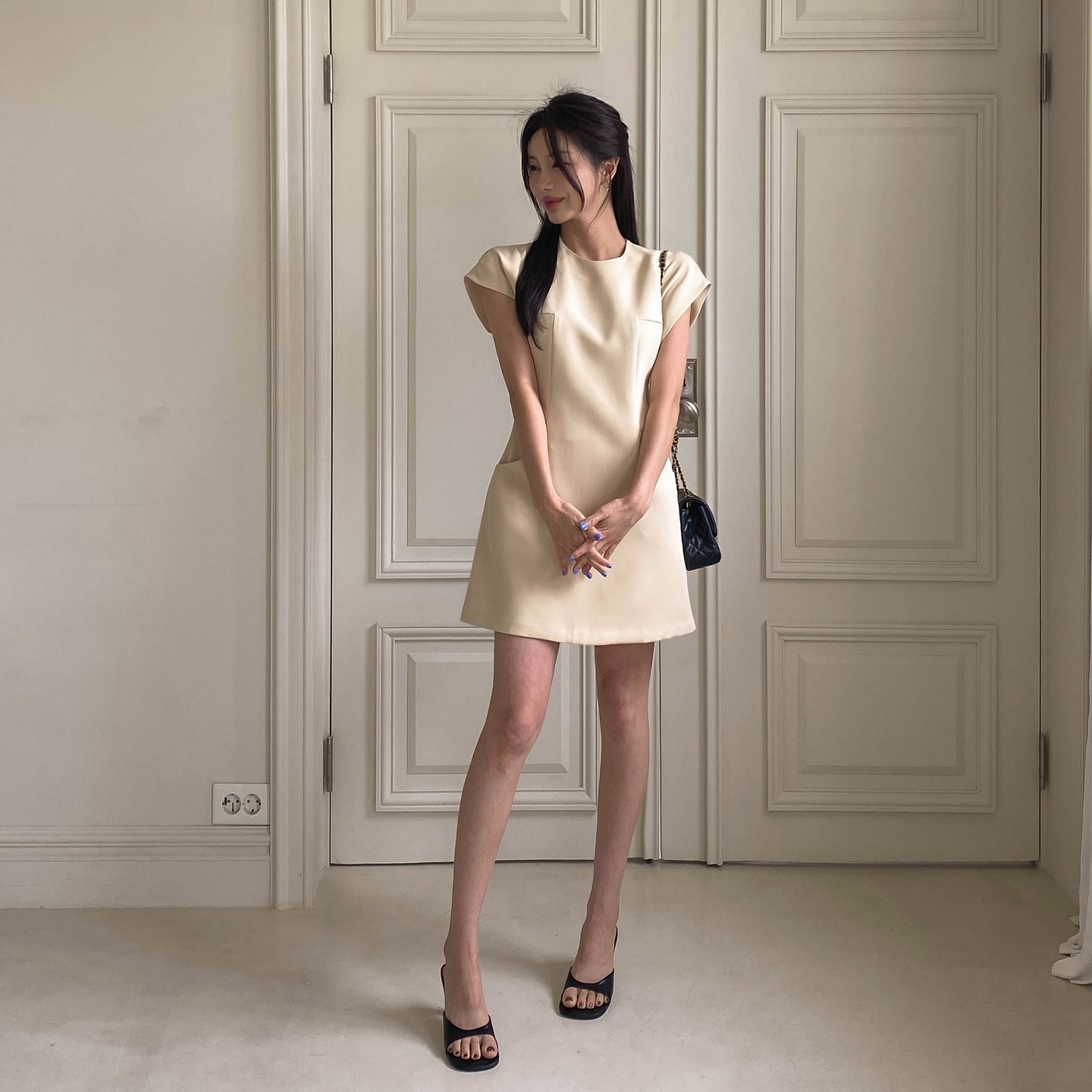 Váy liền ngắn tạo hiệu ứng liền mạch từ thân trên xuống chân, giúp vóc dáng trông cao hơn thực tế. Gái Hàn ưu tiên váy dáng chữ A hoặc chiết eo nhẹ để tránh nặng nề, vừa “hack dáng” nhanh gọn vừa giữ được vẻ trẻ trung.