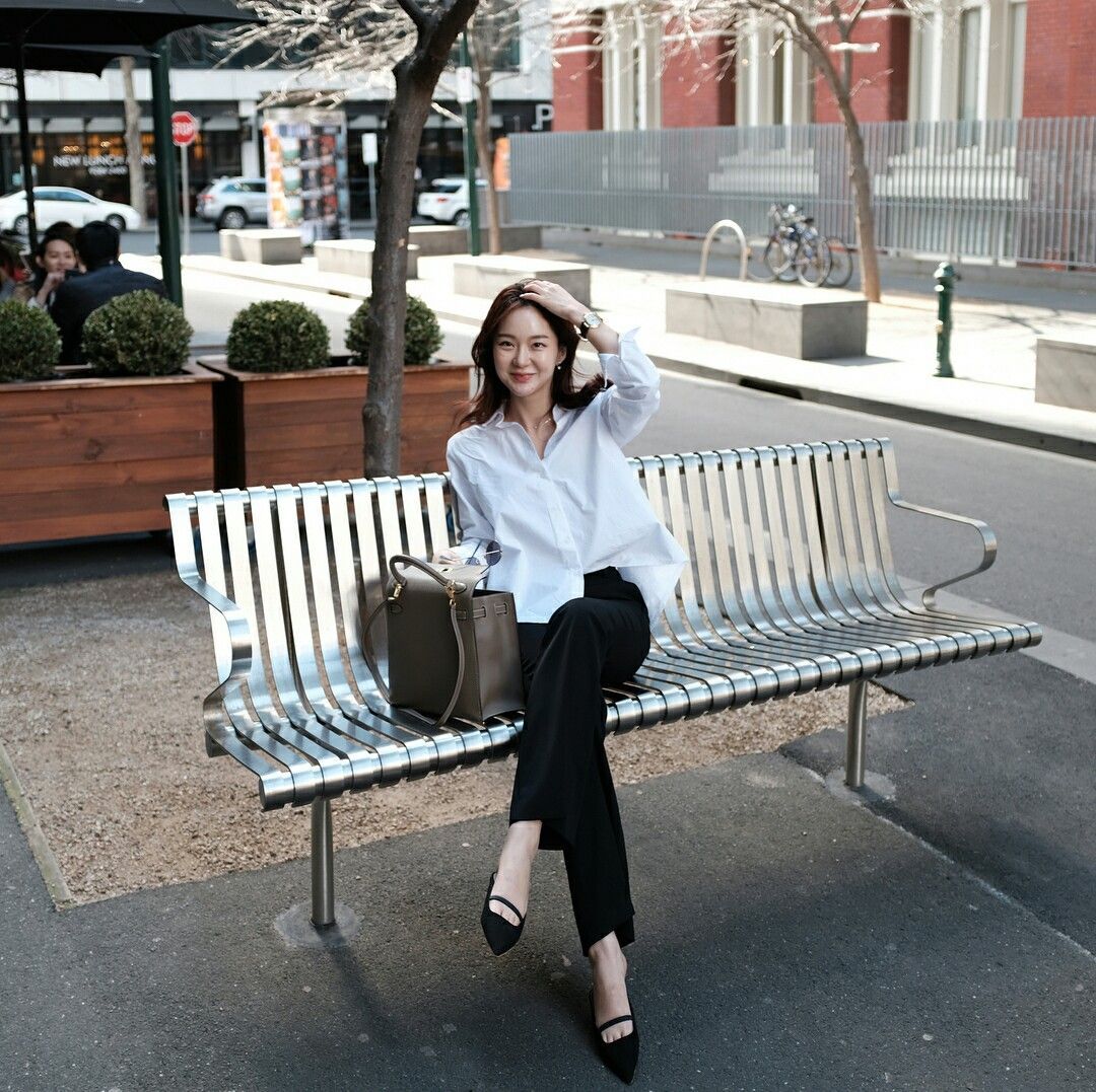 Giày slingback mang lại vẻ thanh lịch, tinh tế cho trang phục công sở. Thiết kế gót vừa giúp thoải mái khi di chuyển, dễ phối cùng quần âu hoặc chân váy.