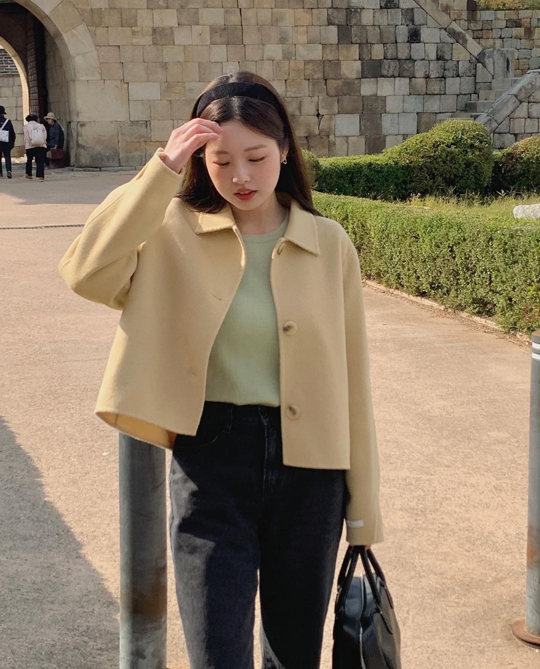 Áo khoác dáng lửng giúp cân đối tỷ lệ cơ thể, khiến outfit trông gọn gàng và hiện đại hơn. Khi phối cùng váy hoặc quần ống rộng, tổng thể sẽ chanh sả thấy rõ.