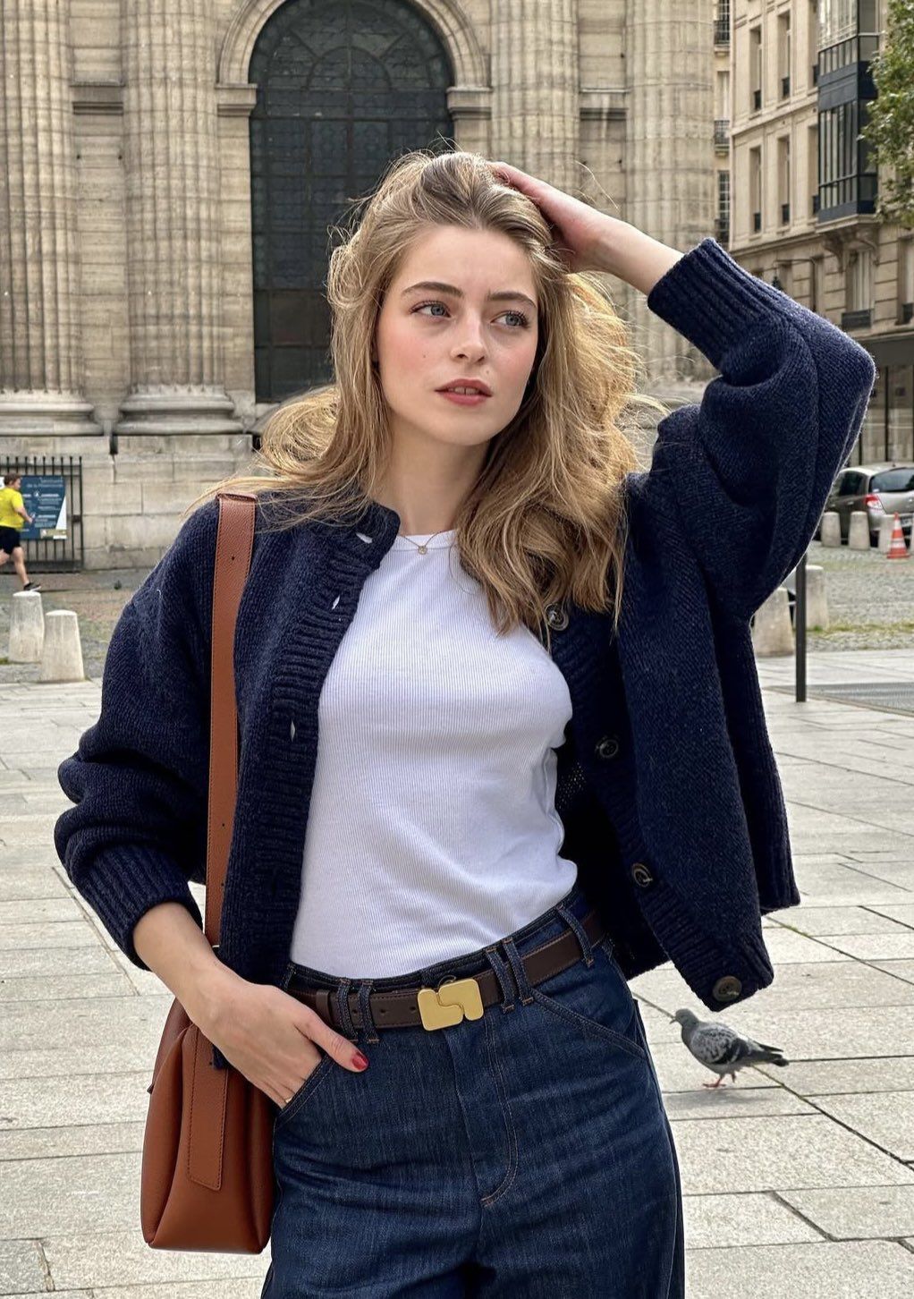 Denim tối màu, dáng suông hoặc straight-leg mang đến diện mạo trẻ trung nhưng vẫn đủ lịch sự cho môi trường làm việc linh hoạt. Khi kết hợp cùng blazer và giày mũi nhọn, item này giúp cân bằng giữa sự thoải mái và nét chuyên nghiệp cần thiết.