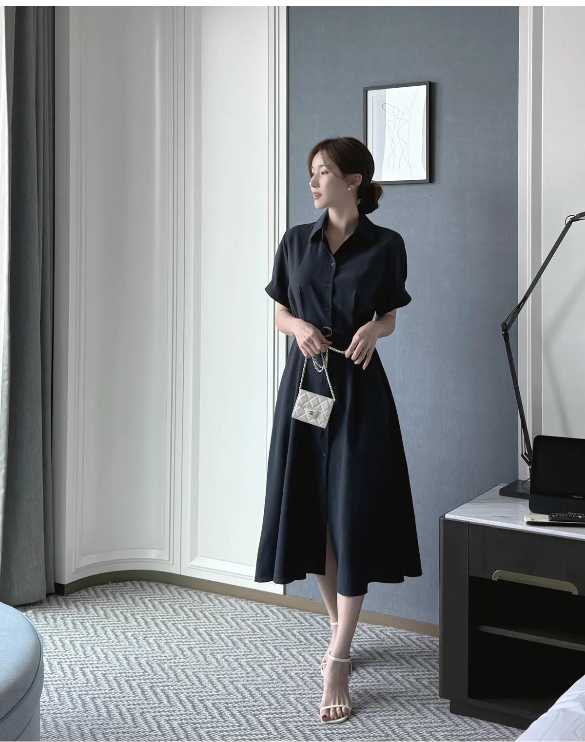 Váy dài có chi tiết nhấn eo giúp tôn dáng, tạo vẻ mềm mại thanh thoát. Phối cùng blazer hoặc cardigan sẽ tăng độ trang nhã, phù hợp họp đầu năm.