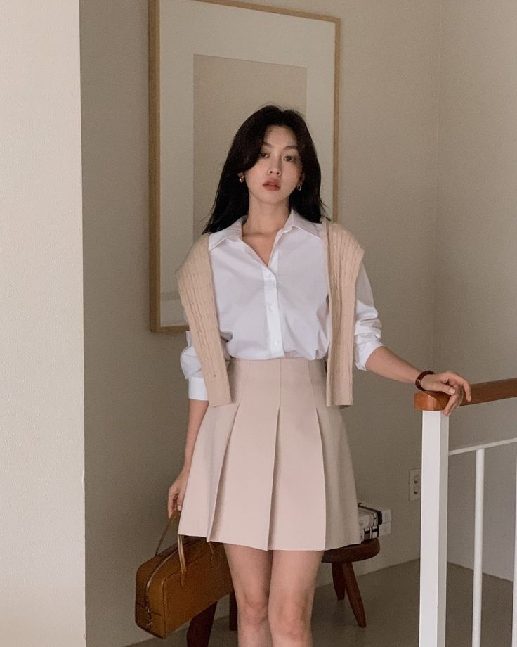 Áo sơ mi là món đồ “nền tảng” giúp phụ nữ trông gọn gàng và trẻ trung hơn. Chọn sơ mi chất liệu mềm, phom vừa vặn sẽ che khuyết điểm vòng hai, tạo cảm giác thanh thoát, lịch sự mà không bị đứng tuổi hay quá cứng nhắc.