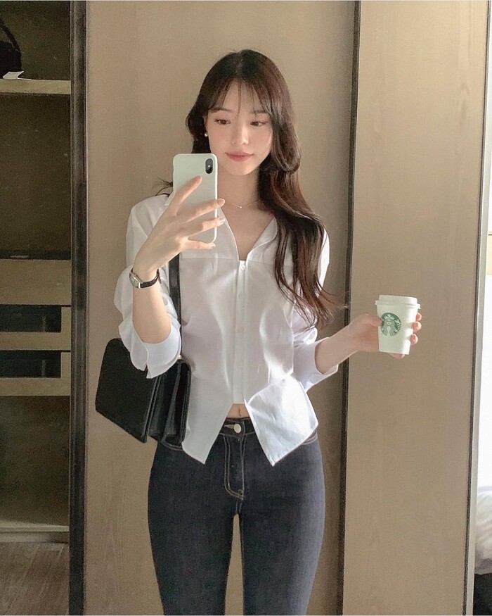 Áo sơ mi dài tay luôn giữ vị trí nền tảng trong tủ đồ công sở. Phom dáng gọn gàng, đường cắt rõ ràng giúp tổng thể trang phục trông chỉn chu. Kiểu áo này dễ phối với quần âu, chân váy hay jeans tối màu và mặc được quanh năm.