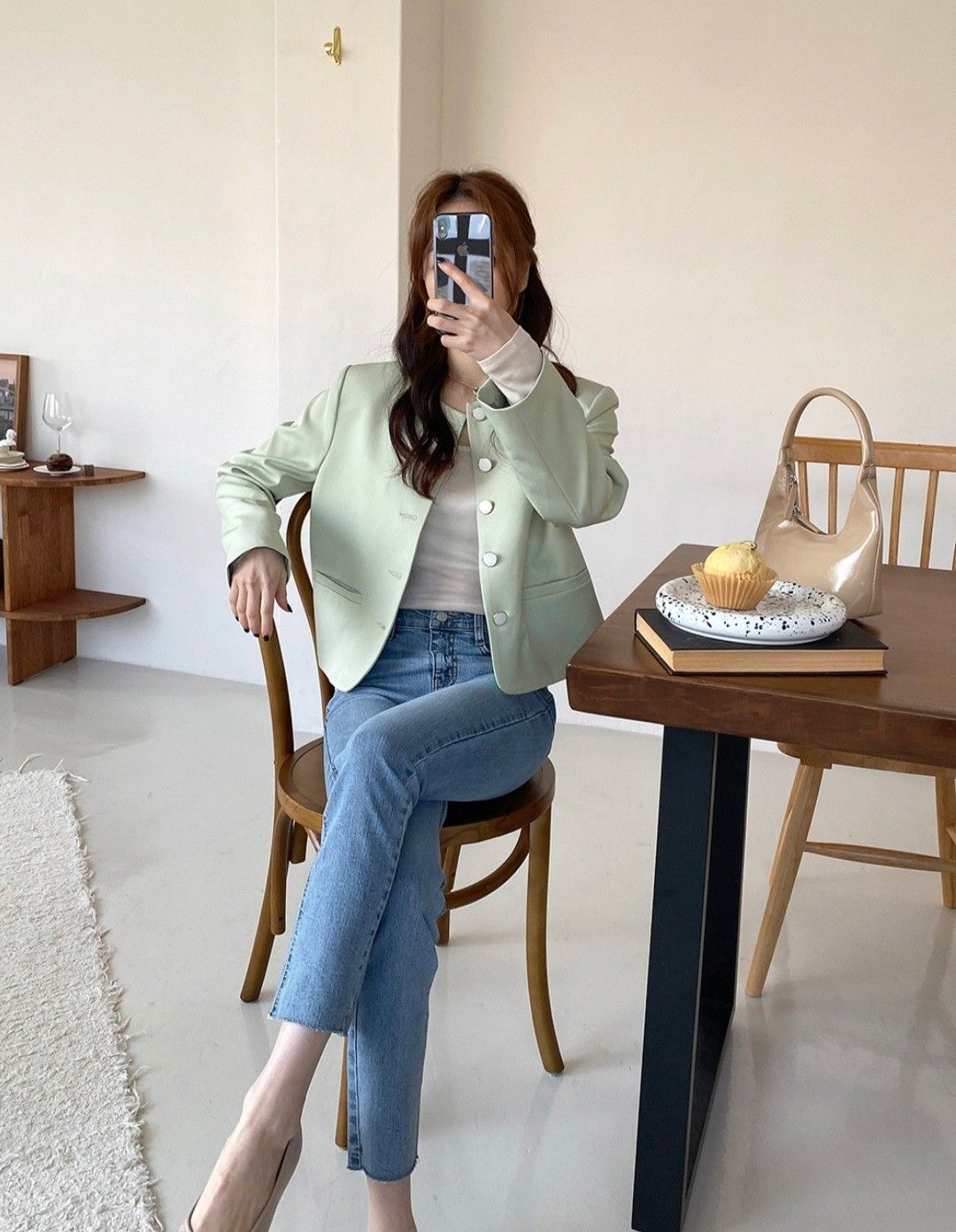 Áo khoác dạ ngắn giúp vóc dáng trông gọn gàng và cao ráo hơn nhờ độ dài ngang hông. Kiểu áo này dễ phối với quần cạp cao, váy chữ A, mang lại cảm giác trẻ trung, phù hợp không khí Tết mà không lo bị nặng nề.