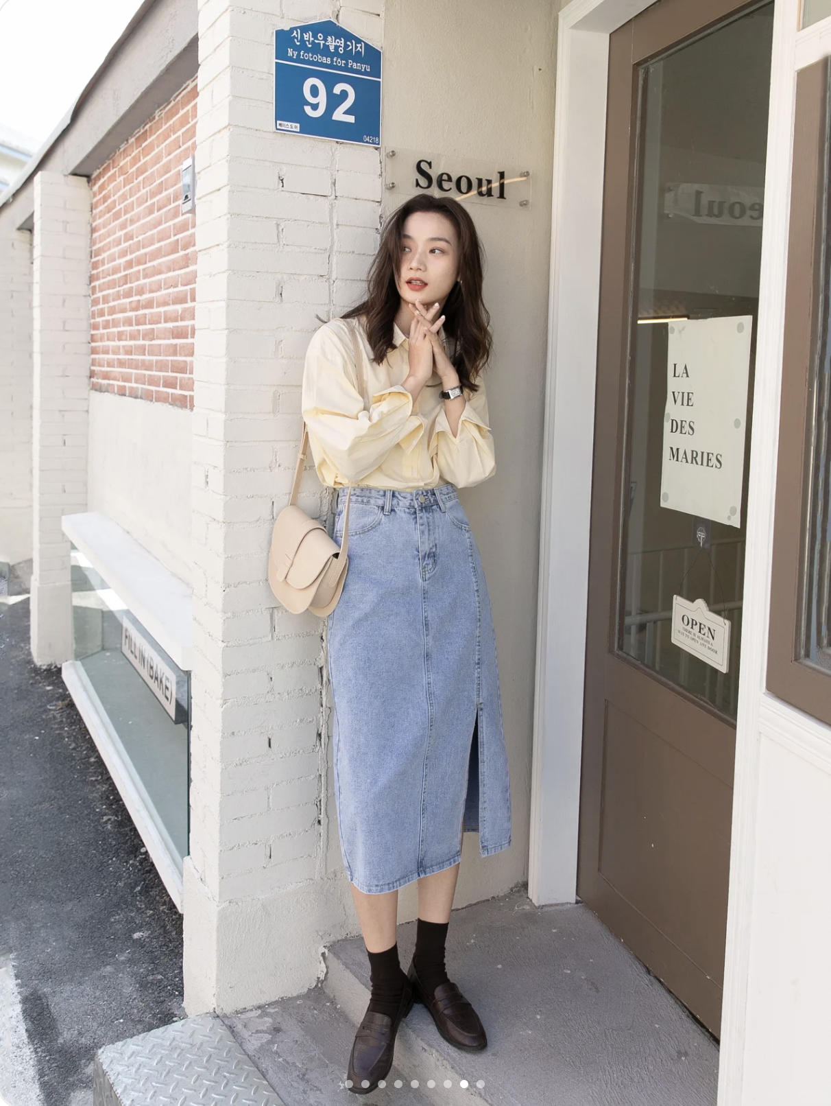 Chân váy denim mang lại cảm giác trẻ trung và năng động rõ rệt. Chất liệu denim giúp outfit bớt cứng nhắc, dễ phối với áo sơ mi, áo thun hoặc cardigan. Các dáng chữ A hay suông nhẹ còn giúp che khuyết điểm, tạo tổng thể hiện đại hơn.