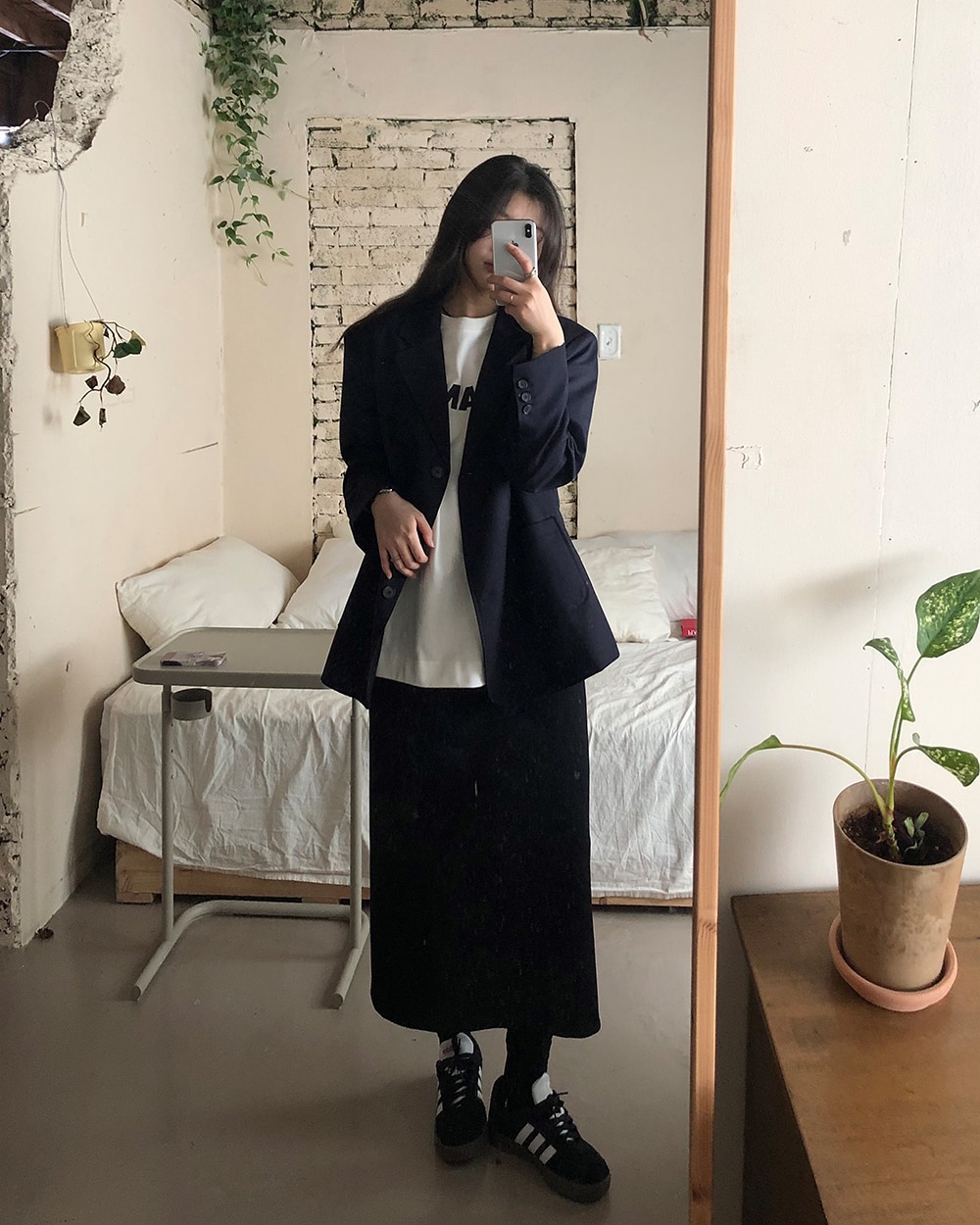 Áo blazer là item nền tảng giúp trang phục trông chỉn chu và có chiều sâu hơn. Chỉ cần khoác blazer, set đồ đơn giản cũng trở nên thanh lịch. Chọn blazer dáng gọn, màu trung tính sẽ dễ phối, phù hợp không khí Tết và mặc đẹp dài lâu.