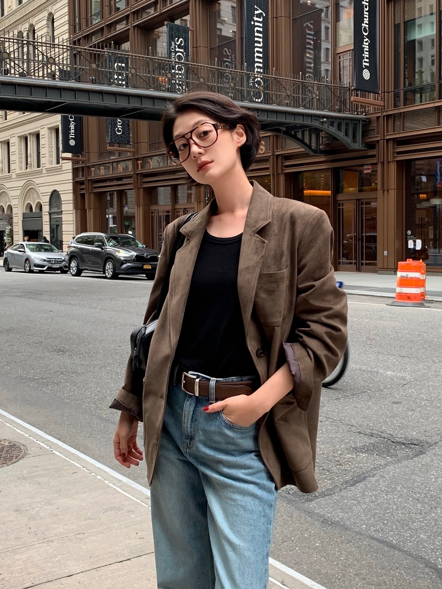 Áo blazer giúp quần jeans trở nên chỉn chu và sành điệu hơn tức thì. Phom dáng đứng, màu trung tính tạo cảm giác thanh lịch, phù hợp cả môi trường công sở lẫn những buổi gặp gỡ. Chỉ cần phối blazer, quần jeans sẽ bớt casual và lên hạng rõ rệt.