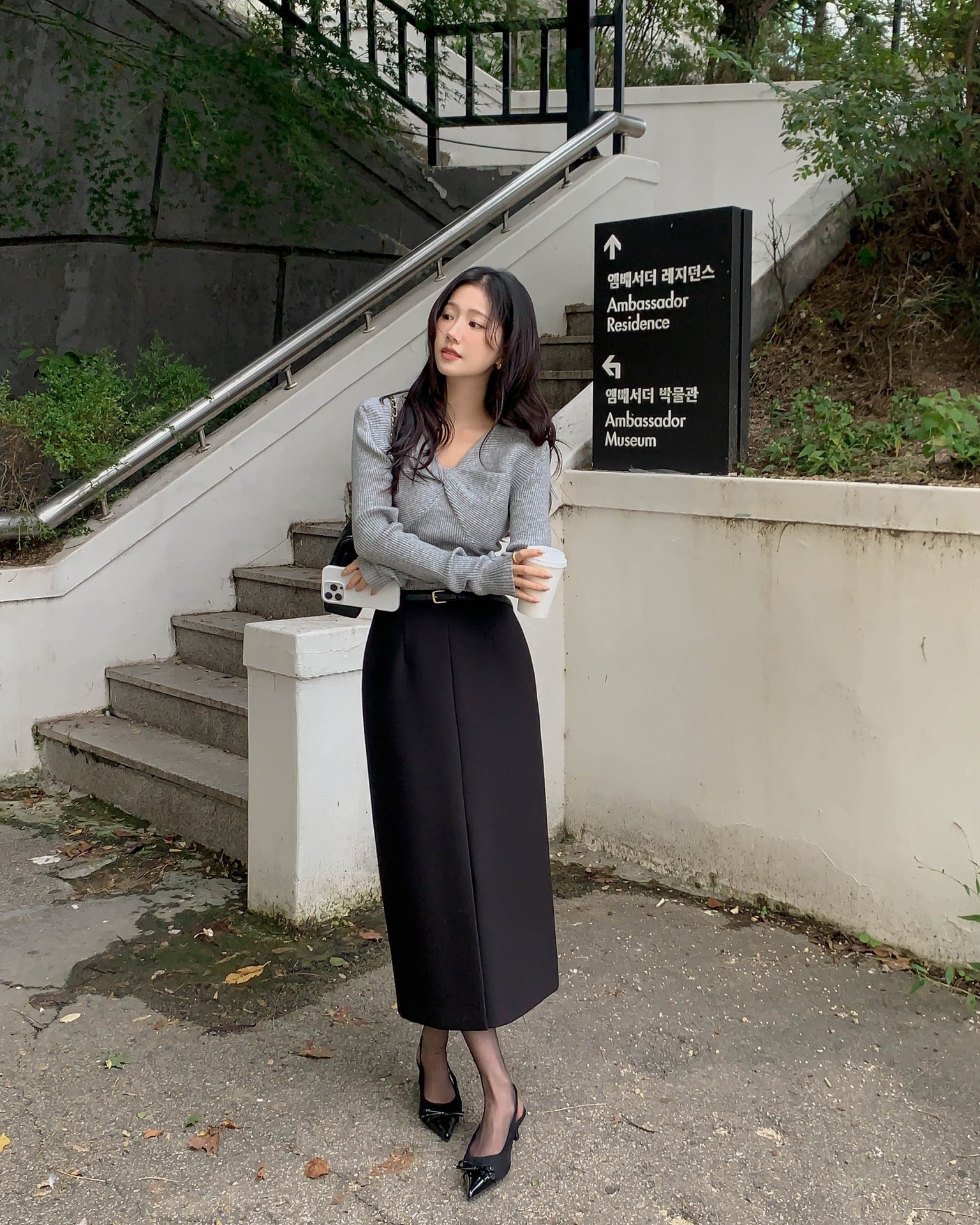 Chân váy chữ A là lựa chọn an toàn nhưng luôn hiệu quả khi du xuân đầu năm. Dáng váy xòe nhẹ giúp che khuyết điểm, tạo cảm giác vóc dáng cân đối hơn. Khi phối cùng áo len mỏng hoặc cardigan, outfit trông trẻ trung và rất hài hòa.