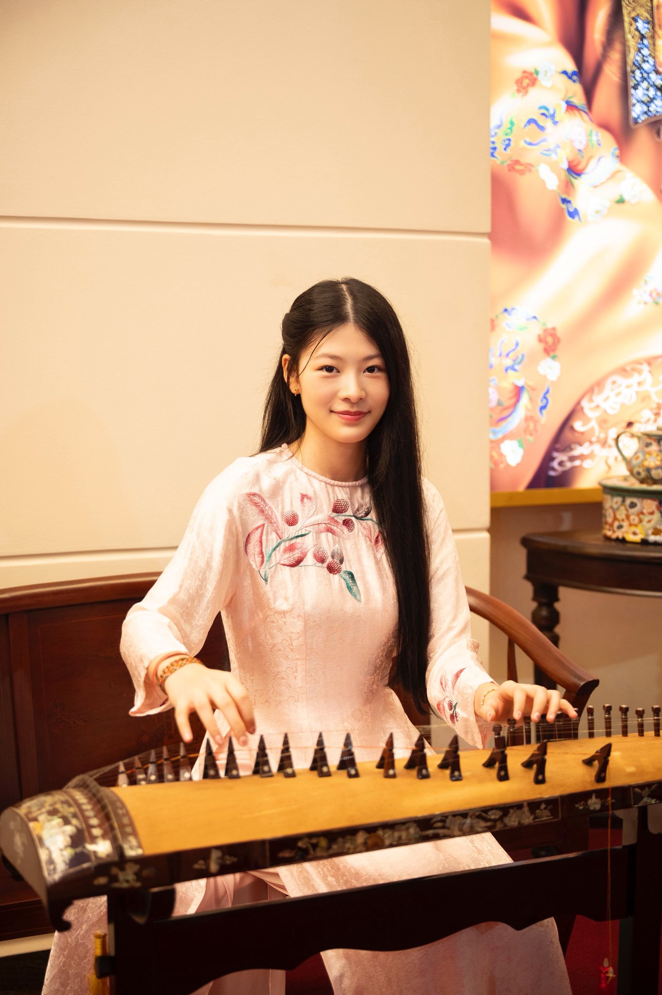 Hai ái nữ nhà Bình Minh gây chú ý khi xúng xính áo dài cùng mẹ - 9