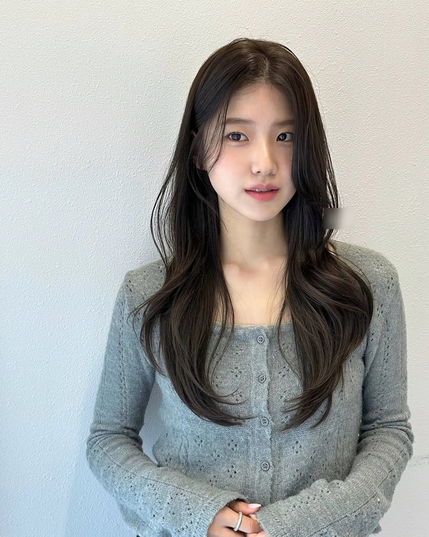 Layer tự nhiên tỉa nhẹ, không quá rõ tầng, tạo độ phồng mềm mại. Phù hợp phong cách tối giản, dễ chăm sóc. Chỉ cần sấy đúng chiều tóc đã đủ bồng bềnh, thanh thoát.