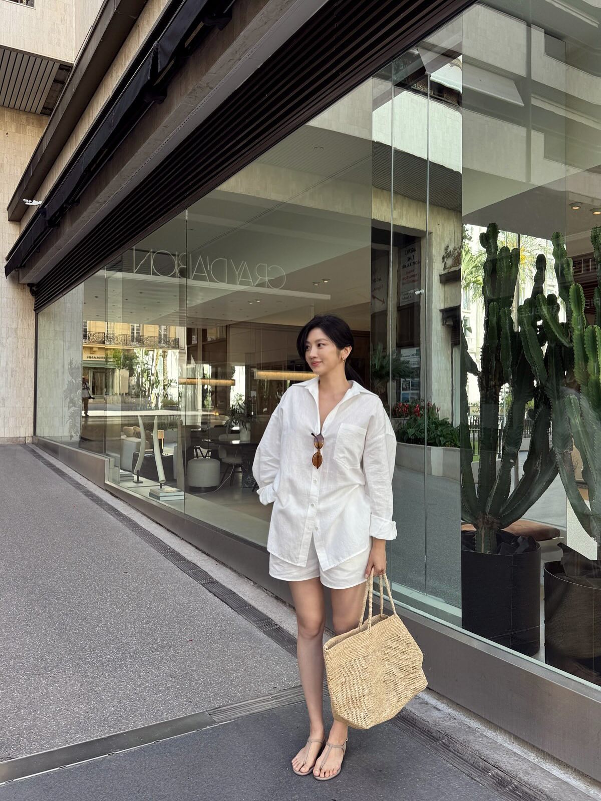 Áo sơ mi trắng hoặc trung tính là nền tảng phong cách sang ngầm. Phom đứng dáng, chất liệu dày dặn giúp tổng thể chỉn chu, thanh lịch và dễ phối quanh năm.