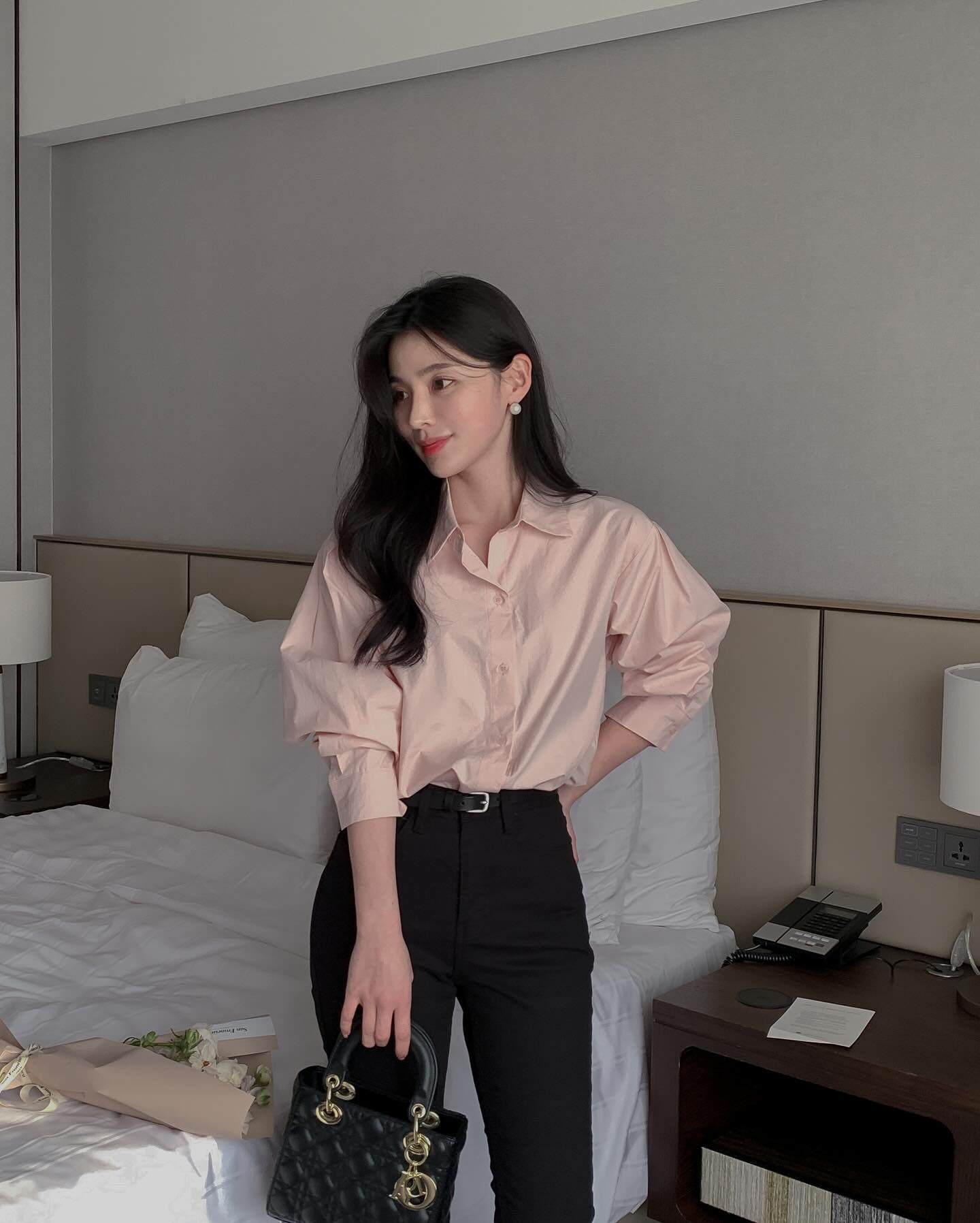 Áo sơ mi giúp tổng thể gọn gàng, thanh lịch. Dễ phối cùng jeans, váy liền hoặc cardigan, tạo vẻ ngoài tinh tế và có gu.