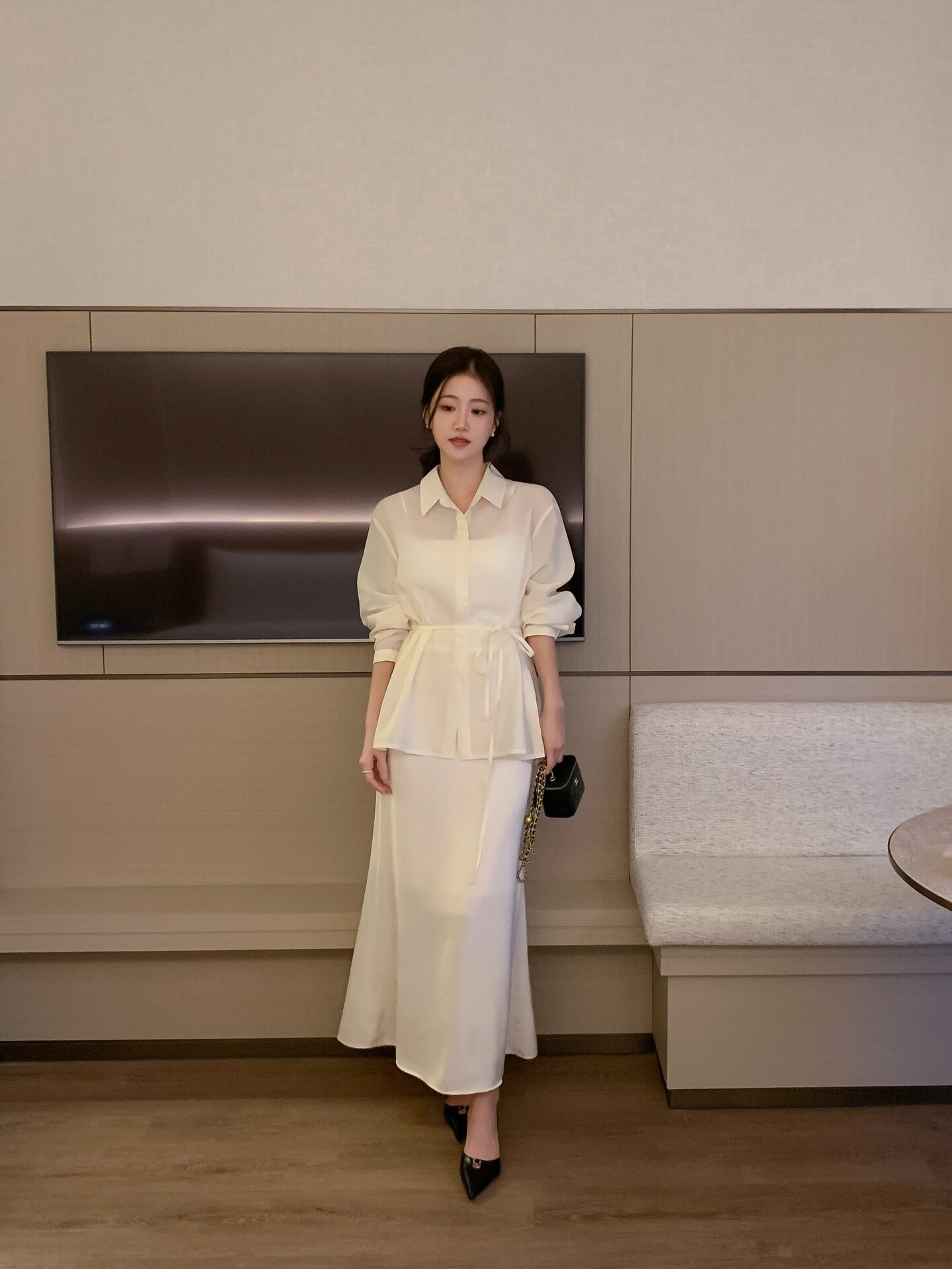 Không cần cầu kỳ, 4 outfit công sở ngày Hè này giúp chị em vừa mát mẻ lại tươi tắn, diện lên xinh xắn hẳn - 1