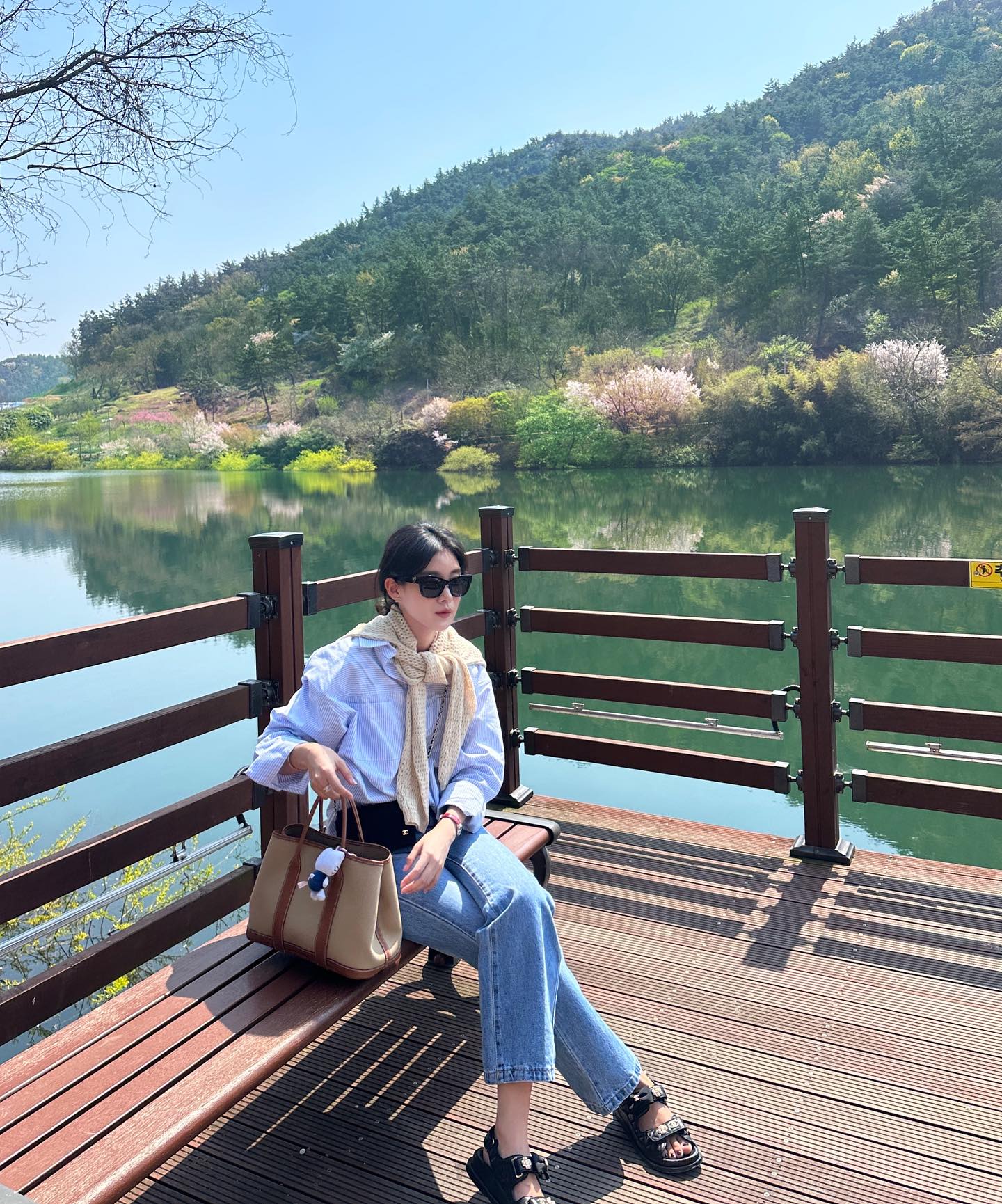 Quần jeans ống đứng là lựa chọn an toàn cho hội nấm lùn nhờ phom suôn thẳng giúp đôi chân trông dài và gọn hơn. Dáng quần cạp cao còn giúp nâng tỷ lệ cơ thể, dễ phối với áo sơ vin và mang giày bệt vẫn cao ráo.