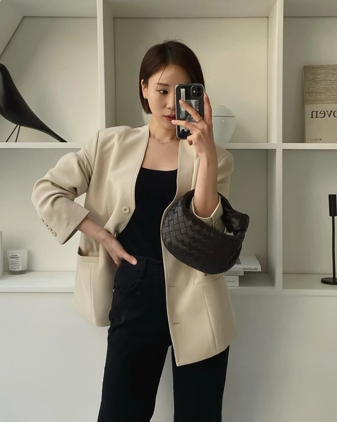 Áo blazer là món đồ giúp trang phục bình dân trông chỉn chu và có cấu trúc hơn. Phom dáng đứng, đường cắt gọn gàng giúp tổng thể trở nên nghiêm túc, thanh lịch. Dù phối cùng áo đơn giản, blazer vẫn tạo cảm giác sang ngầm rõ rệt.