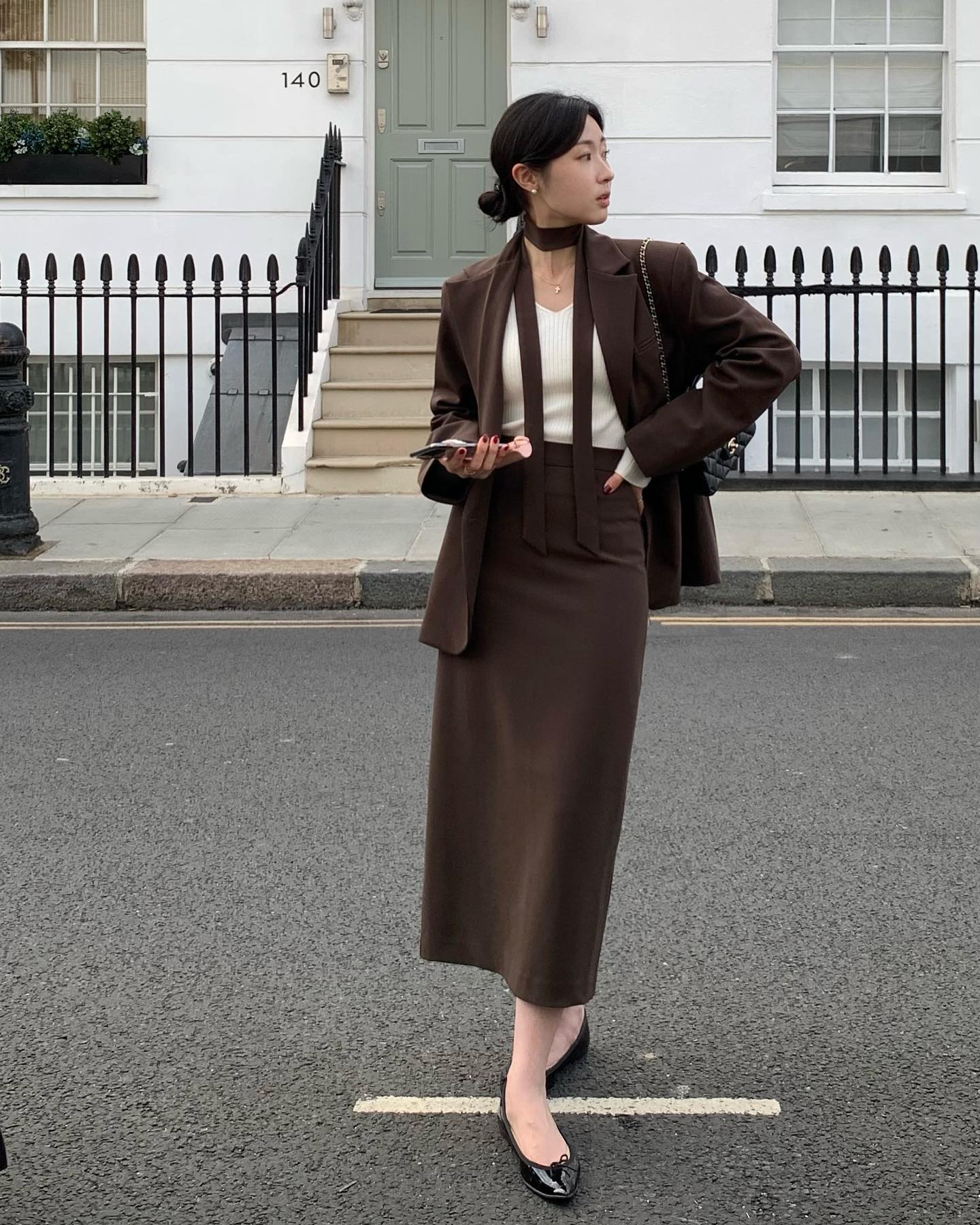 Đừng chỉ mặc chân váy đen, 4 kiểu này giúp style chị em trẻ trung hơn nhiều - 4