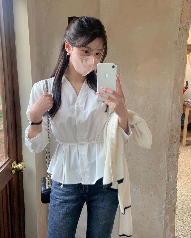 Thay áo thun bằng áo blouse giúp set đồ quen thuộc trở nên mềm mại, nữ tính hơn. Phối cùng jeans dáng đứng vẫn trẻ trung nhưng trông chỉn chu, sang hơn rõ rệt.