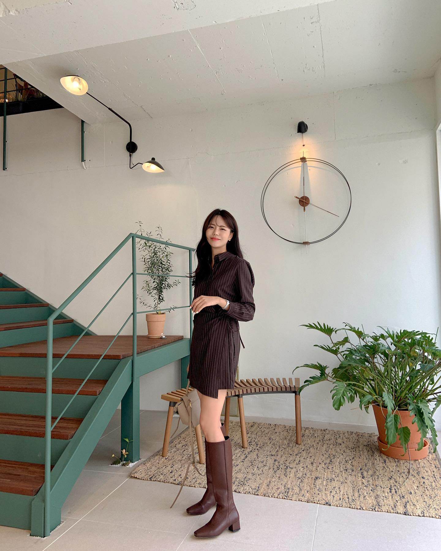 Boots cao cổ giữ ấm tốt, di chuyển chắc chân và rất thời trang. Phối cùng váy ngắn, chân váy midi hay quần short đều hợp, giúp outfit Tết trẻ trung, cá tính.