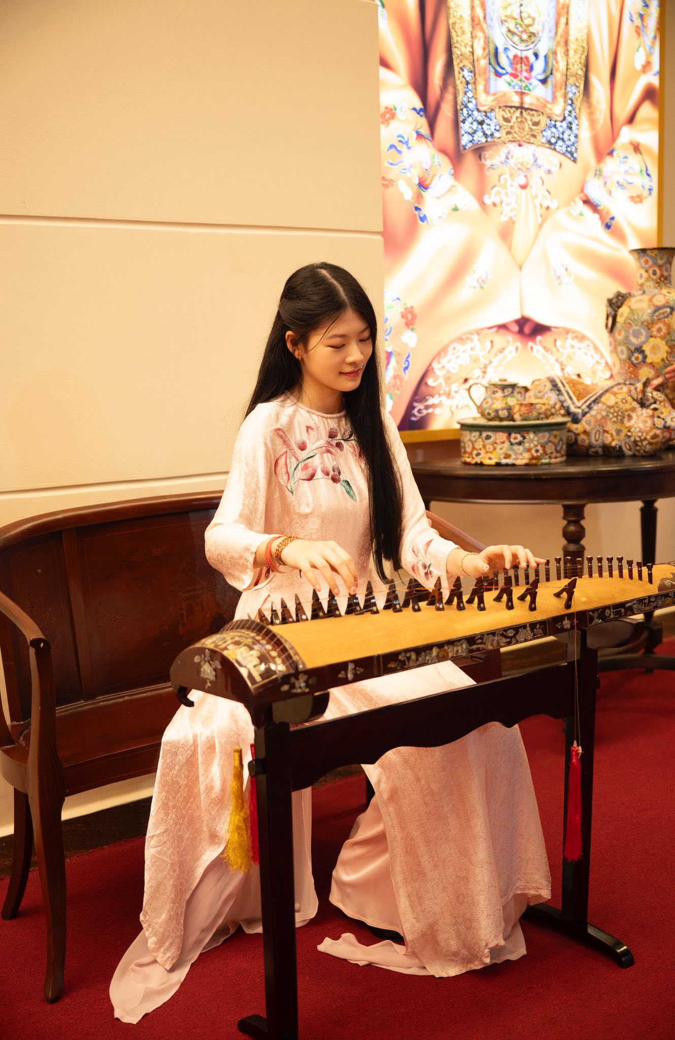 Tuy nhiên, Bình Minh nói con gái không bị thu hút bởi hào quang của sự nổi tiếng. Cô bé hiện chăm chỉ học hành, ước mơ sau này trở thành kiến trúc sư.