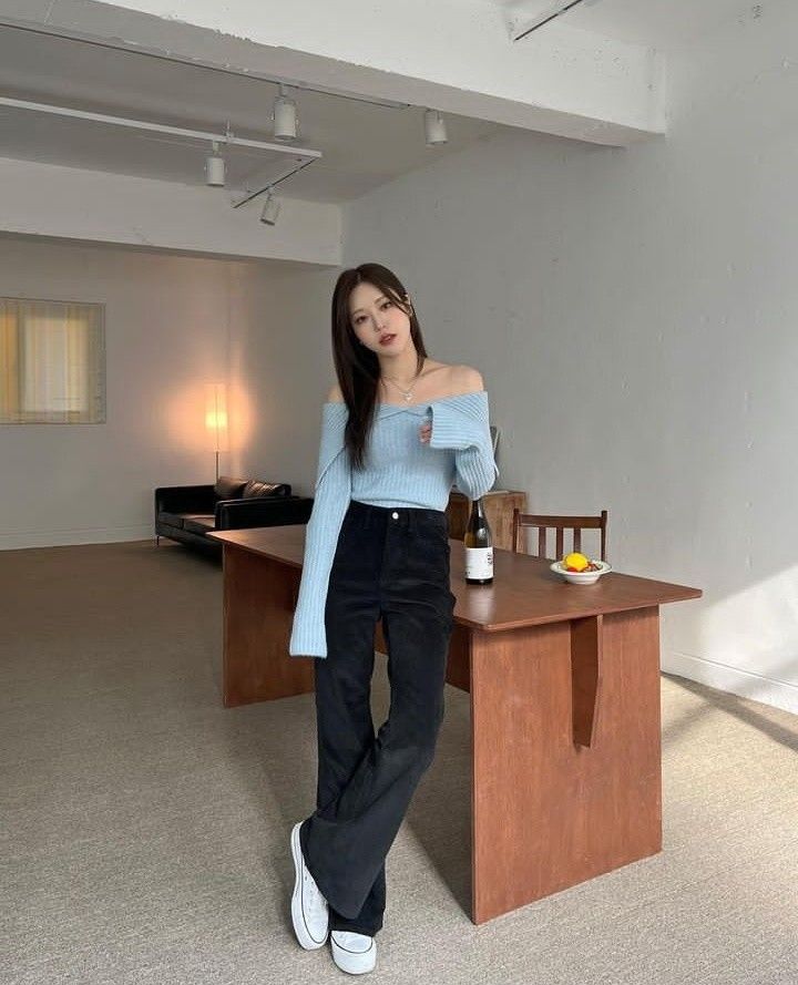 Áo dài tay chất liệu mềm phối cùng jeans suông tối màu tạo vẻ ngoài trẻ trung, gọn gàng. Công thức đơn giản nhưng đủ lịch sự cho ngày đầu trở lại công ty.