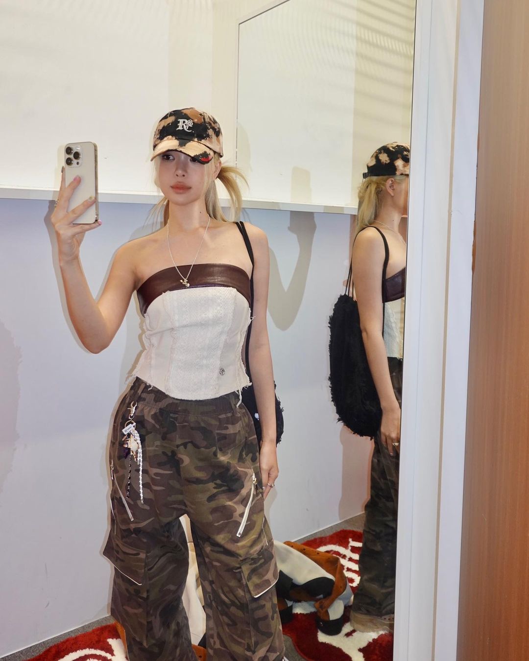 Áo quây giúp khoe khéo bờ vai và phần cổ thanh thoát. Phối cùng jeans cạp cao hoặc chân váy tạo vẻ trẻ trung, hiện đại, rất hợp những ngày hè.