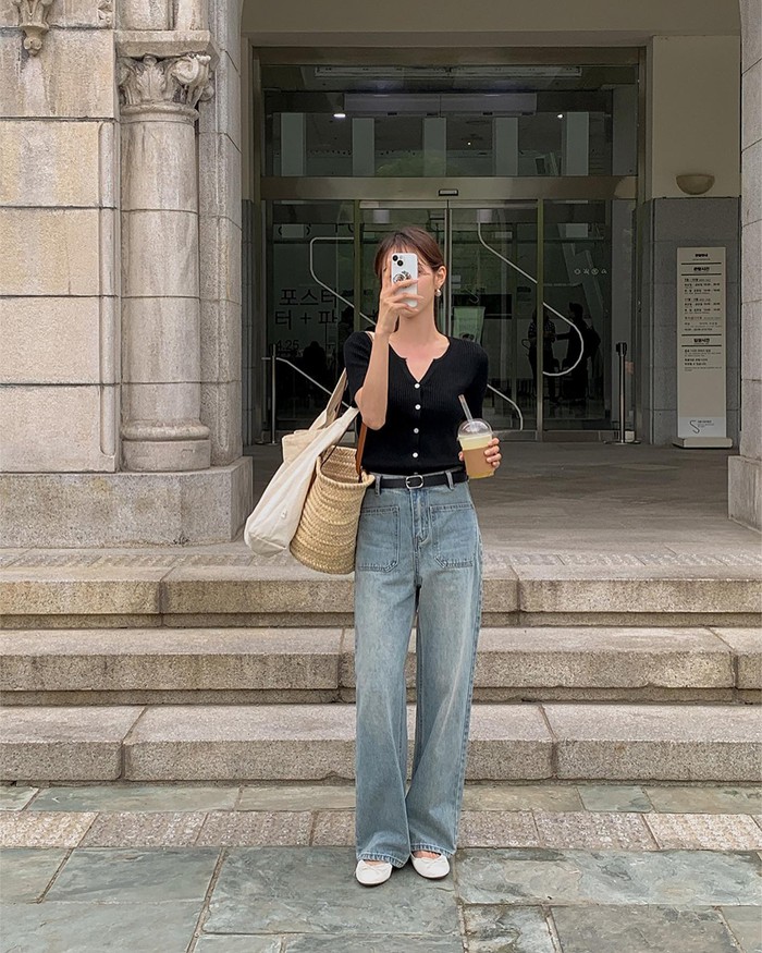 Jeans ống rộng giúp che khuyết điểm đùi, bắp chân hiệu quả. Cạp cao kéo dài chân, dễ phối áo ôm, áo thun hoặc sơ mi.