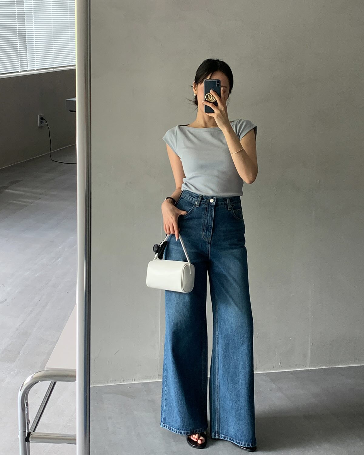 Áo thun đơn giản nhưng trẻ trung, dễ phối jeans, chân váy hoặc quần short. Gam màu sáng giúp diện mạo tươi tắn, phù hợp nhiều hoàn cảnh.