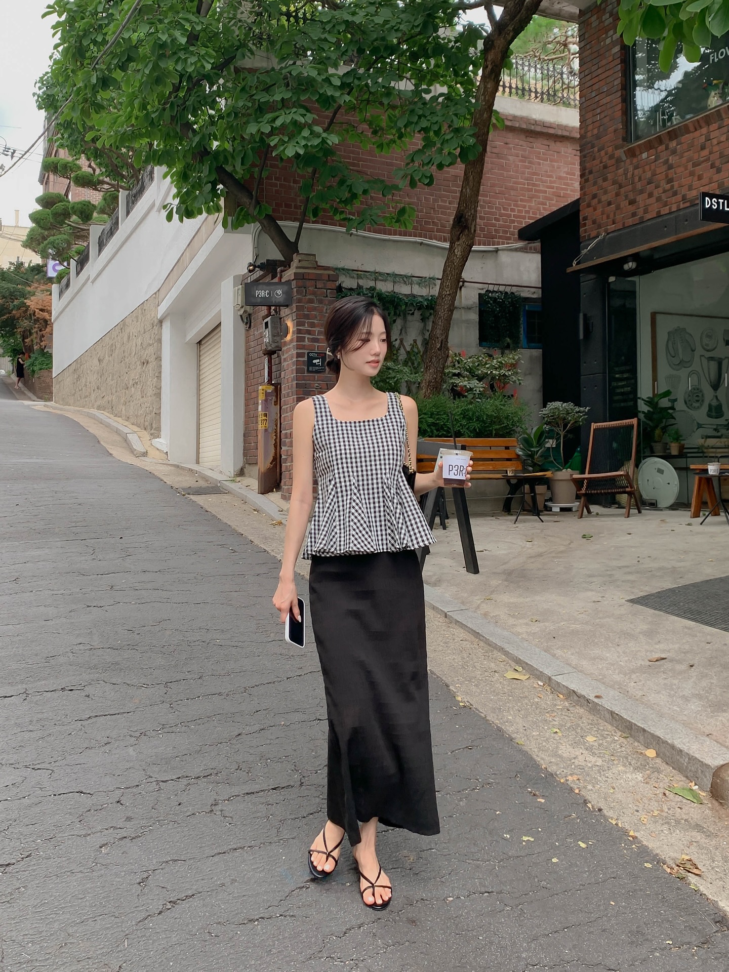 Tank top kết hợp chân váy dài mang lại vẻ nữ tính nhưng vẫn hiện đại. Những chiếc váy dáng suông hoặc chữ A giúp vóc dáng trông thanh thoát hơn. Khi sơ vin gọn gàng và phối cùng sandal hoặc giày búp bê, outfit trở nên nhẹ nhàng, rất phù hợp để dạo phố hay gặp gỡ bạn bè.