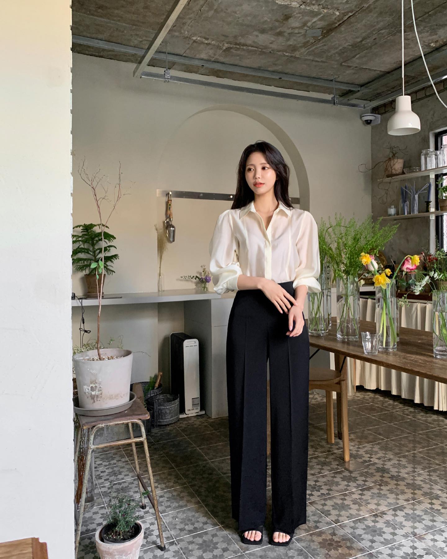 Áo sơ mi khi kết hợp với quần đen luôn mang lại vẻ ngoài thanh lịch và chỉn chu. Những chiếc sơ mi trắng hoặc sáng màu giúp tổng thể trang phục trông tinh tế hơn. Khi sơ vin gọn gàng và phối cùng giày loafer hoặc giày cao gót thấp, outfit trở nên chuyên nghiệp.