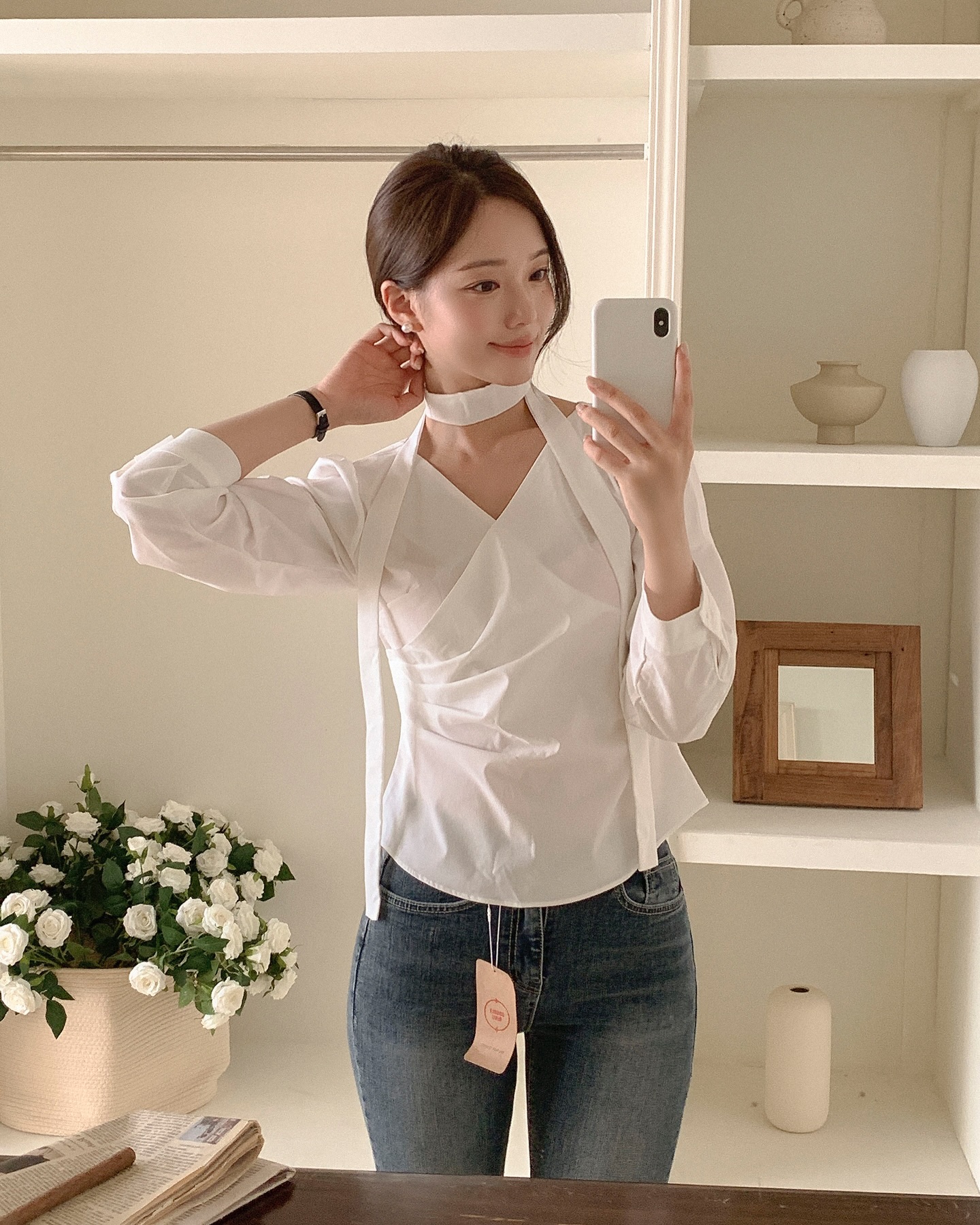 Áo blouse kết hợp quần jeans tạo vẻ ngoài nữ tính nhưng vẫn hiện đại. Chất liệu mềm mại giúp tổng thể nhẹ nhàng hơn, trong khi jeans mang lại sự năng động. Khi sơ vin gọn gàng và phối cùng giày búp bê hoặc sandal, outfit trở nên thanh lịch mà không hề cầu kỳ.