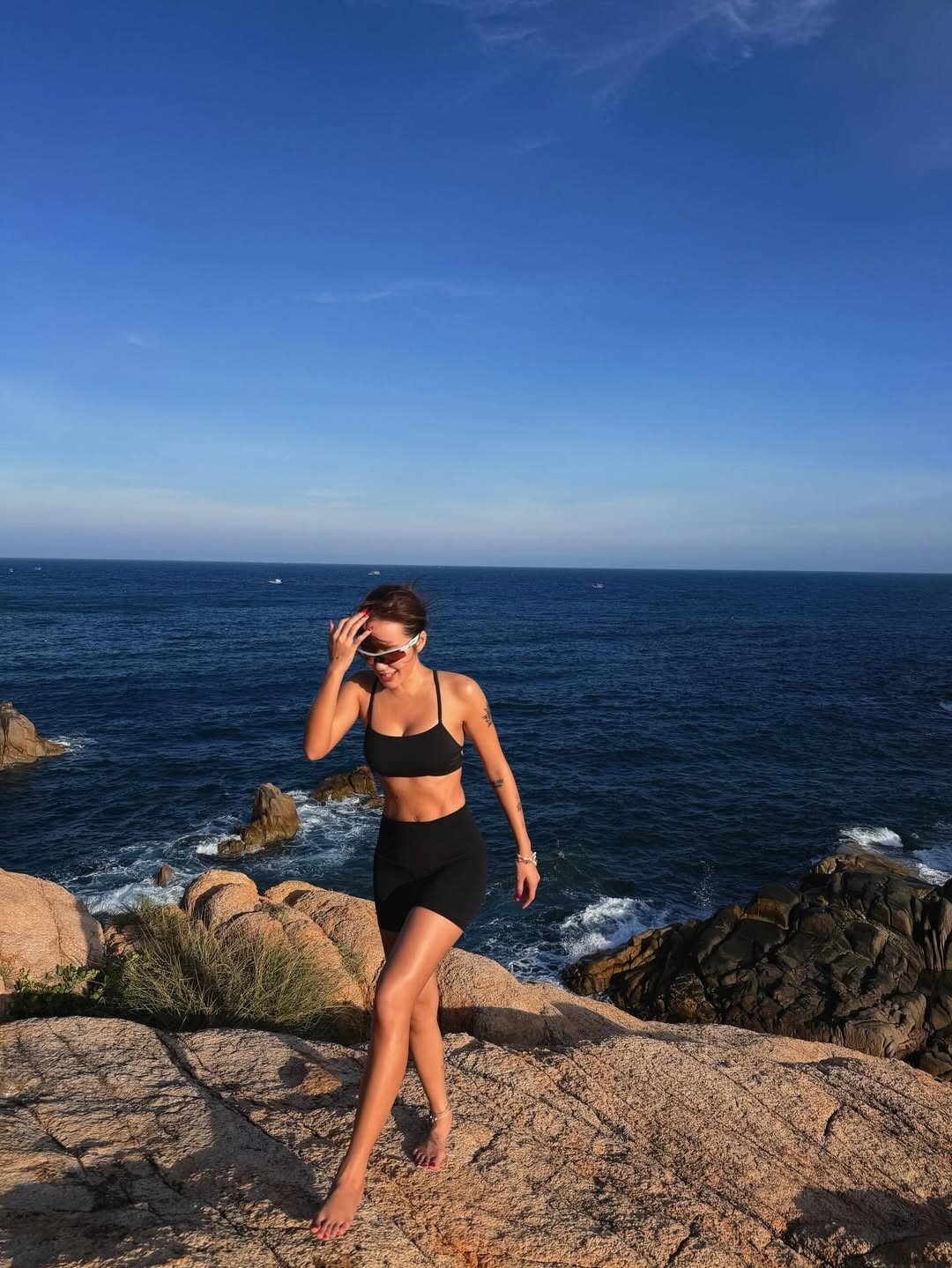 Không còn gắn liền với hình tượng vợ quốc dân ngọt ngào, Phương Ly chuyển hướng theo đuổi phong cách khỏe khoắn da nâu rám nắng hậu gameshow Em Xinh Say Hi. Nữ ca sĩ chăm cập nhật những khoảnh khắc diện đồ bơi trên trang cá nhân, thu hút sự chú ý của cộng đồng mạng.