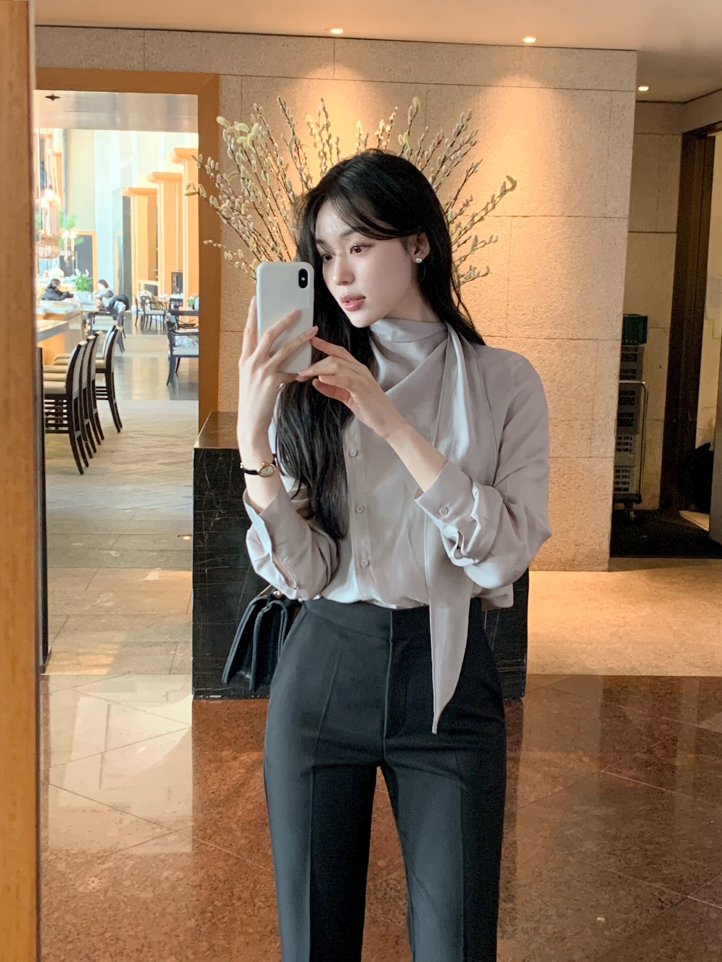 Quần âu kết hợp áo blouse mang lại vẻ ngoài thanh lịch nhưng không hề cứng nhắc. Blouse mềm mại giúp tổng thể nhẹ nhàng hơn, phù hợp mùa Hè. Nên chọn chất liệu thoáng mát, màu sáng để tăng cảm giác tươi tắn, dễ ứng dụng khi đi làm hoặc gặp gỡ.