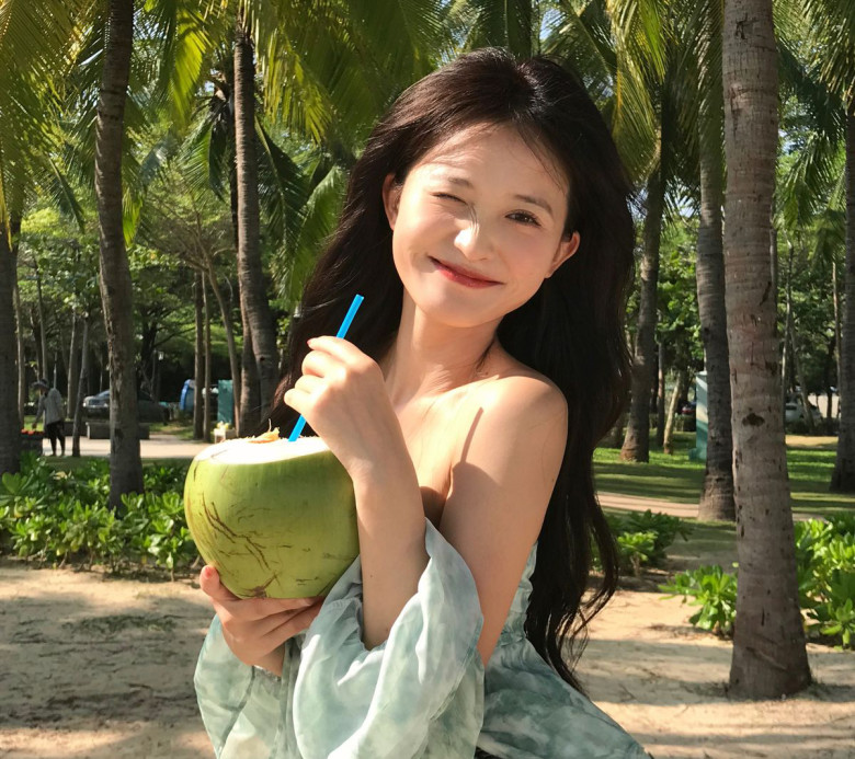 Nước dừa giúp cấp nước, bổ sung điện giải và hỗ trợ da duy trì độ ẩm. Nhờ chứa vitamin C và khoáng chất, loại nước này góp phần thúc đẩy sản sinh collagen, giúp làn da căng mịn, giảm khô ráp và phù hợp để giải nhiệt mùa hè. 