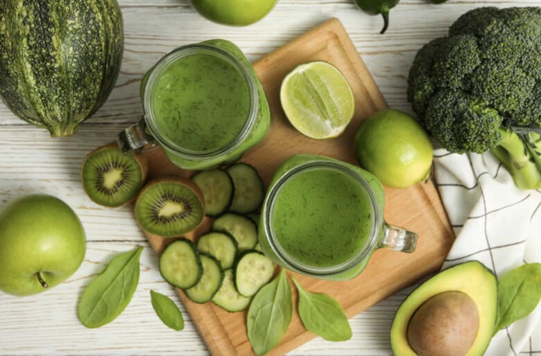 Nước ép rau xanh giàu vitamin A, C, E giúp kích thích sản sinh collagen tự nhiên. Đồng thời, loại nước này hỗ trợ thanh lọc cơ thể, cải thiện làn da xỉn màu và tăng độ đàn hồi, giúp da trông tươi sáng, khỏe mạnh hơn mỗi ngày. 