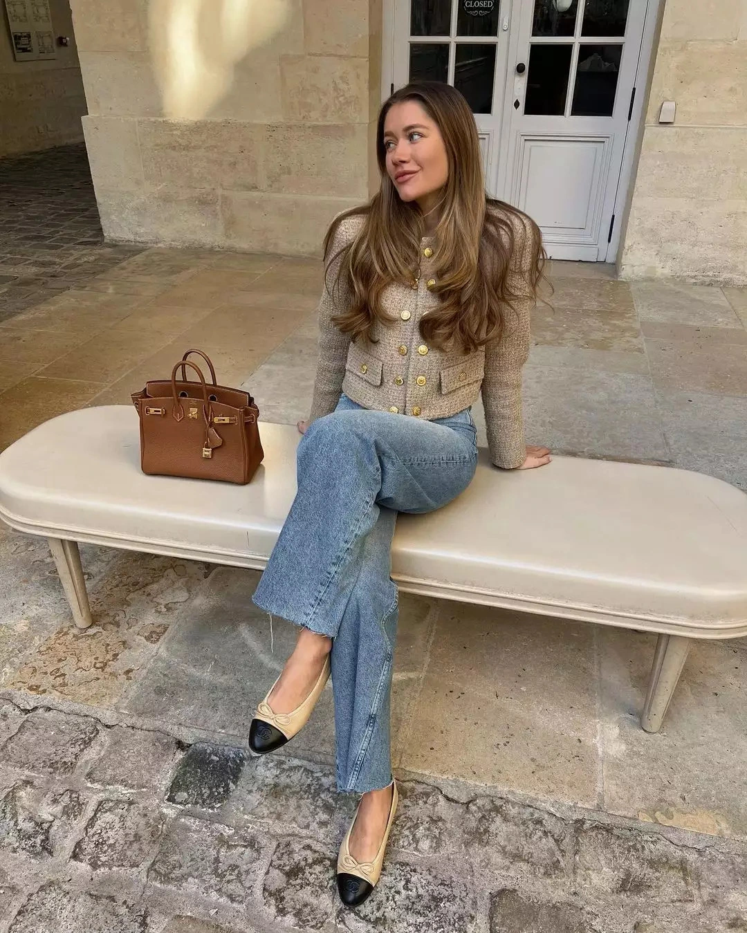 Giày búp bê mũi nhọn hoặc mũi vuông nhẹ khi phối cùng jeans giúp tổng thể thanh thoát hơn hẳn. Thiết kế tối giản, màu trung tính như đen, nude hay be tạo cảm giác sang trọng. Đây là lựa chọn lý tưởng cho những ngày cần sự nữ tính nhưng vẫn gọn gàng, hiện đại.