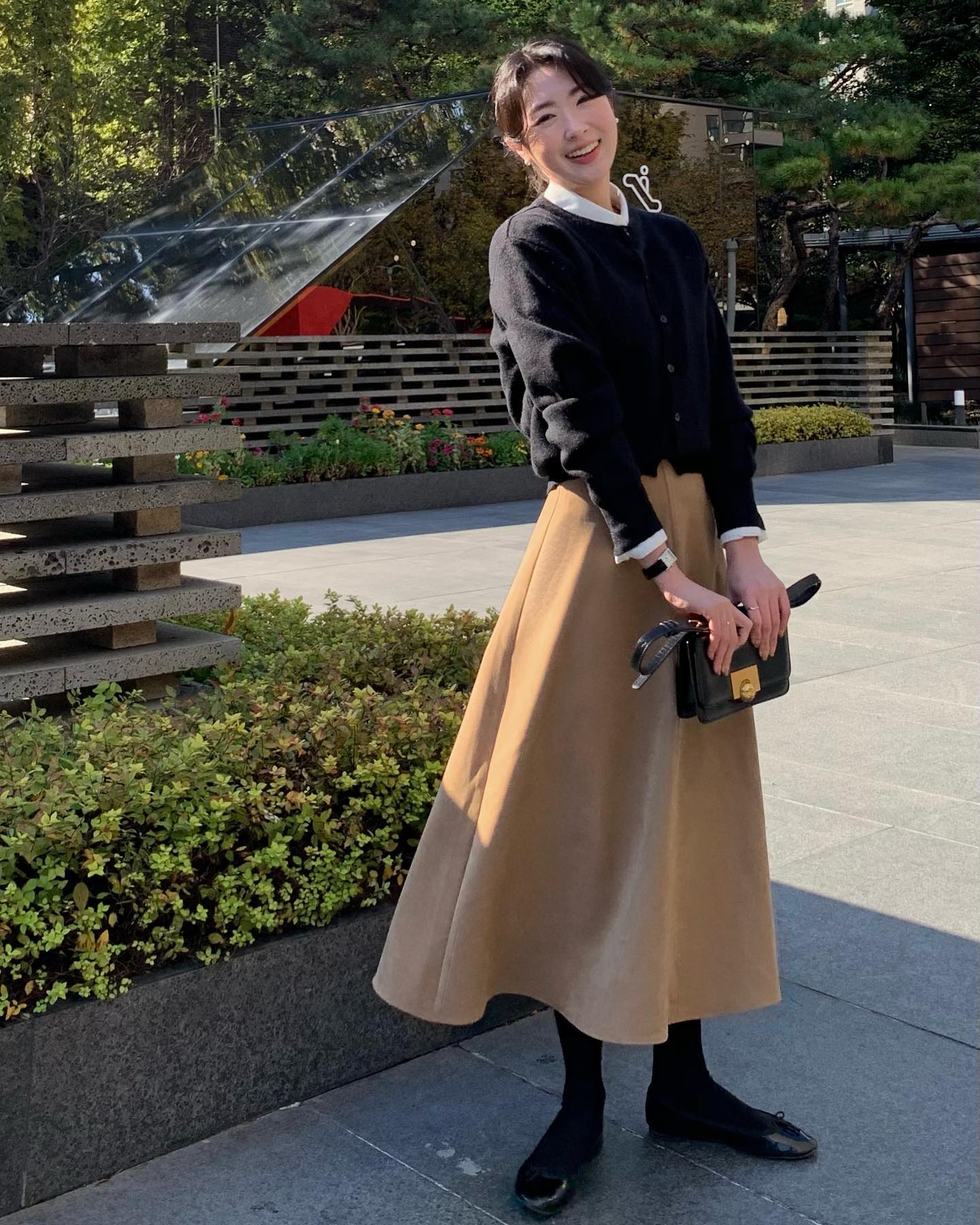 Đừng chỉ mặc chân váy đen, 4 kiểu này giúp style chị em trẻ trung hơn nhiều - 5