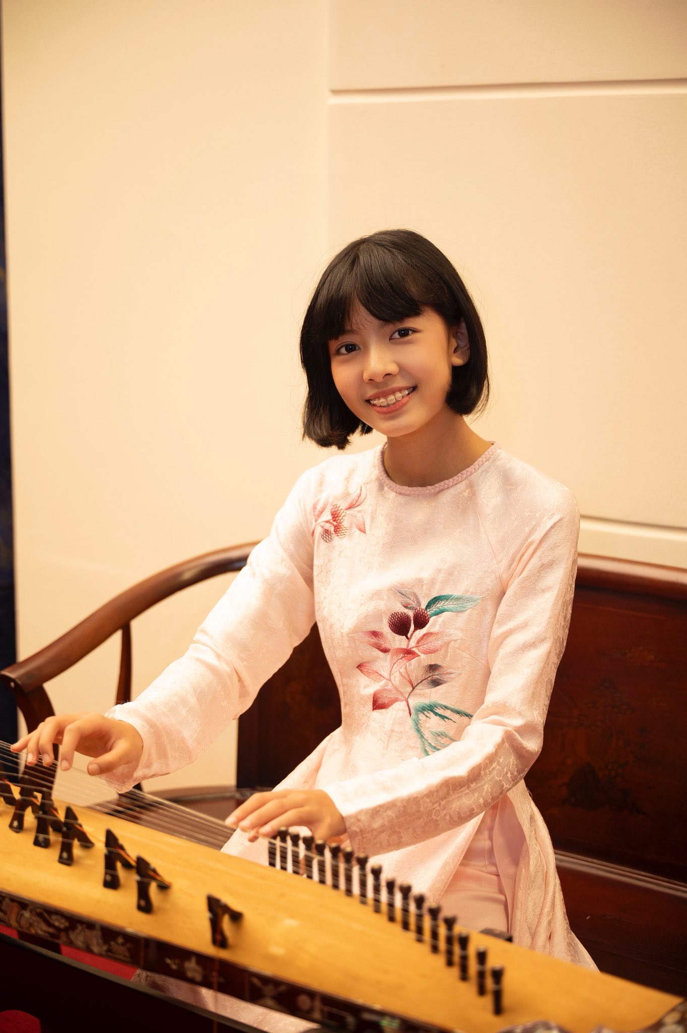 Hai ái nữ nhà Bình Minh gây chú ý khi xúng xính áo dài cùng mẹ - 11