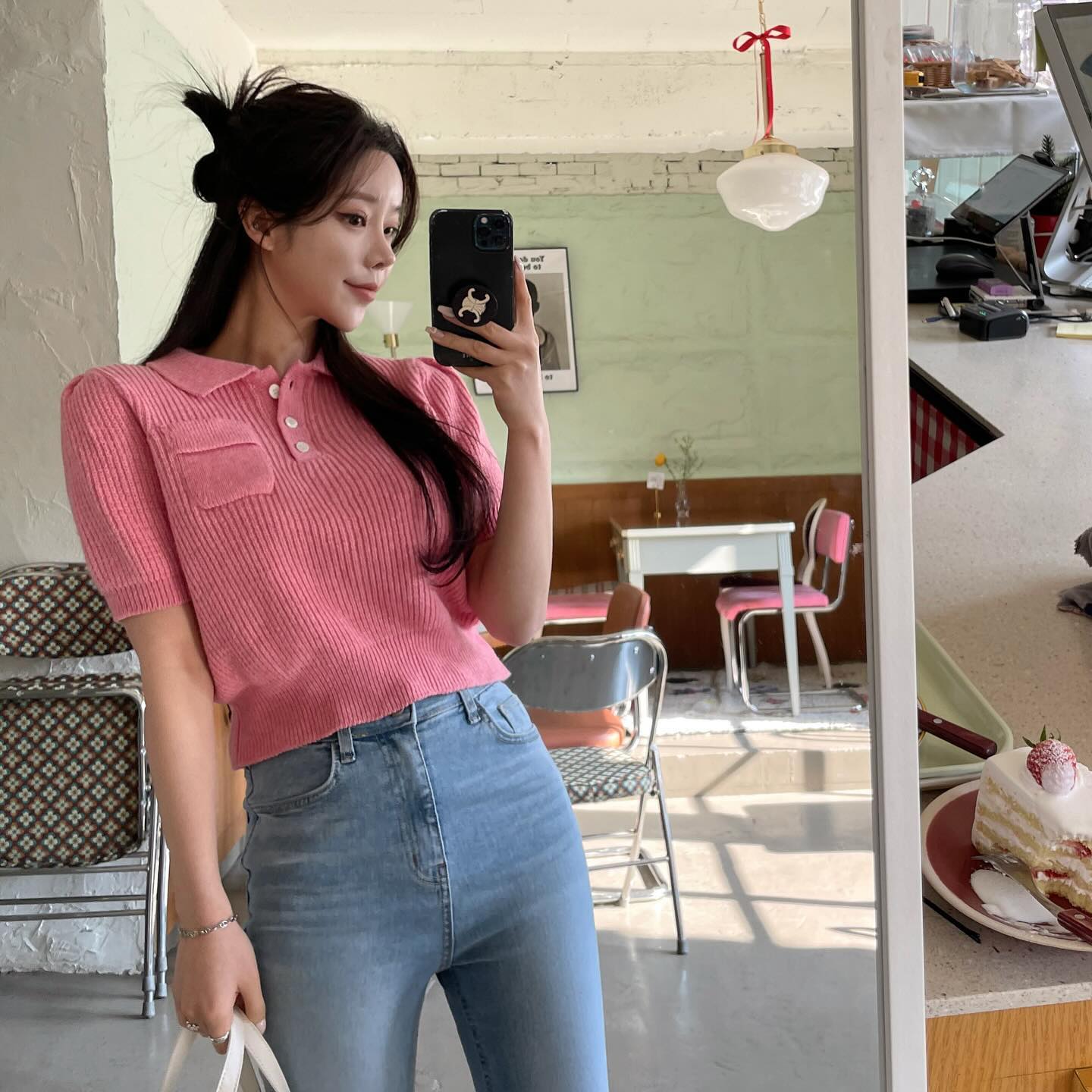 Áo cộc tay đơn giản kết hợp jeans mang lại vẻ trẻ trung, thoải mái. Set đồ linh hoạt, phù hợp môi trường công sở không quá nghiêm ngặt.