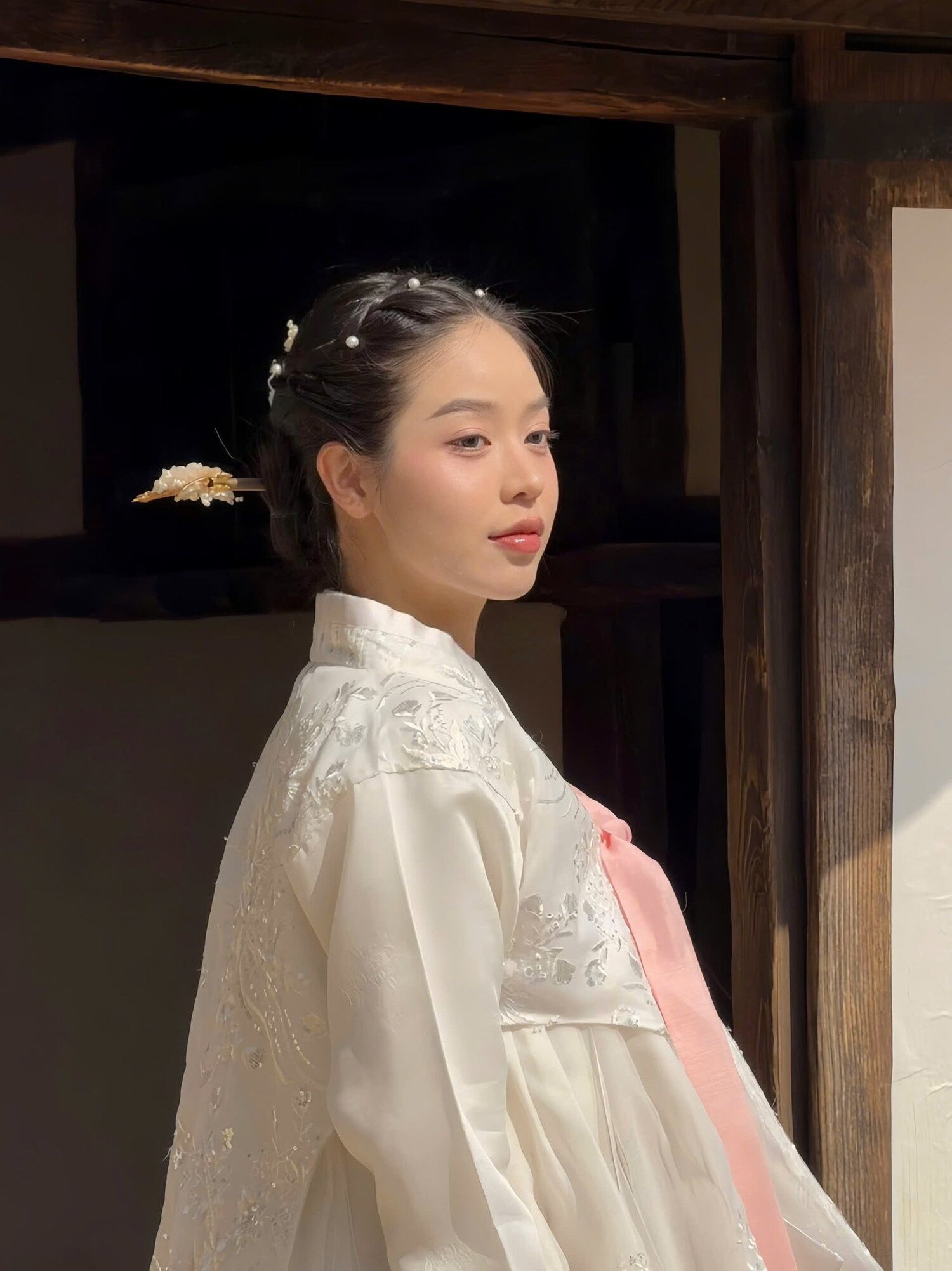 Hoa hậu Thanh Thủy được khen amp;#34;như xé truyện bước raamp;#34; trong trang phục hanbok - 5